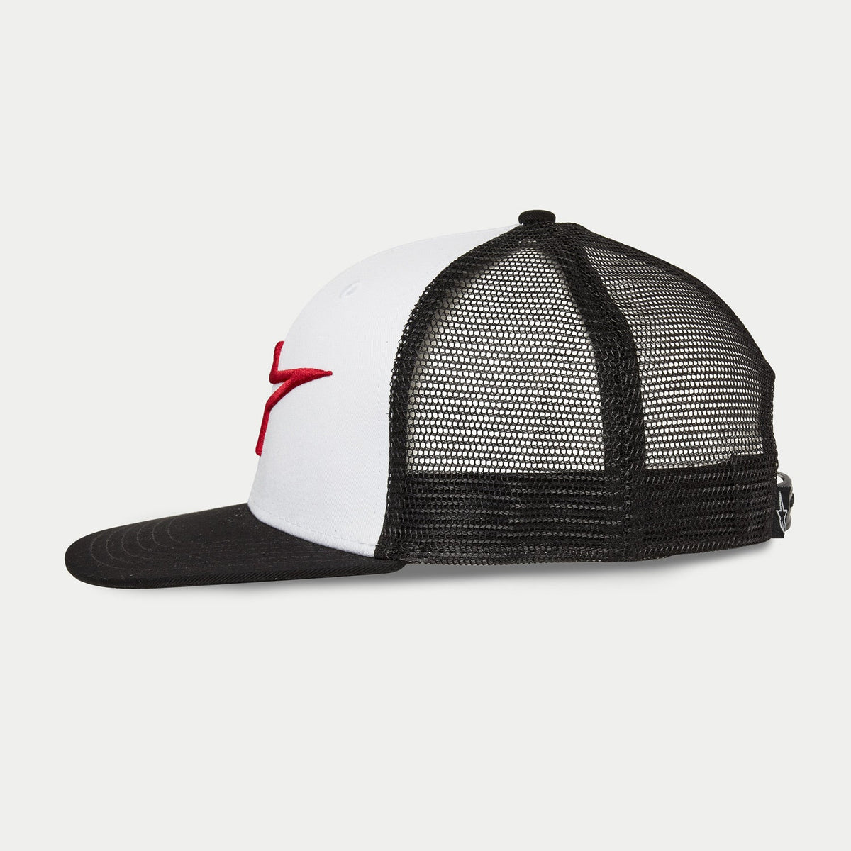 Alpinestars Corp Trucker pet, zijaanzicht, wit en zwart, rood 3D geborduurd logo aan de zijkant, zwarte mesh achterkant met een zwarte platte klep, gestructureerde kroon voor casual sportkleding