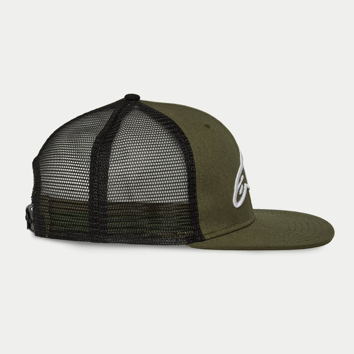 Alpinestars Corp Trucker pet, Military Black, zijaanzicht, trucker cap met platte klep, olijfgroene gestructureerde kroon met wit 3D geborduurd logo, zwarte mesh achterpanelen, verstelbare snapback-sluiting