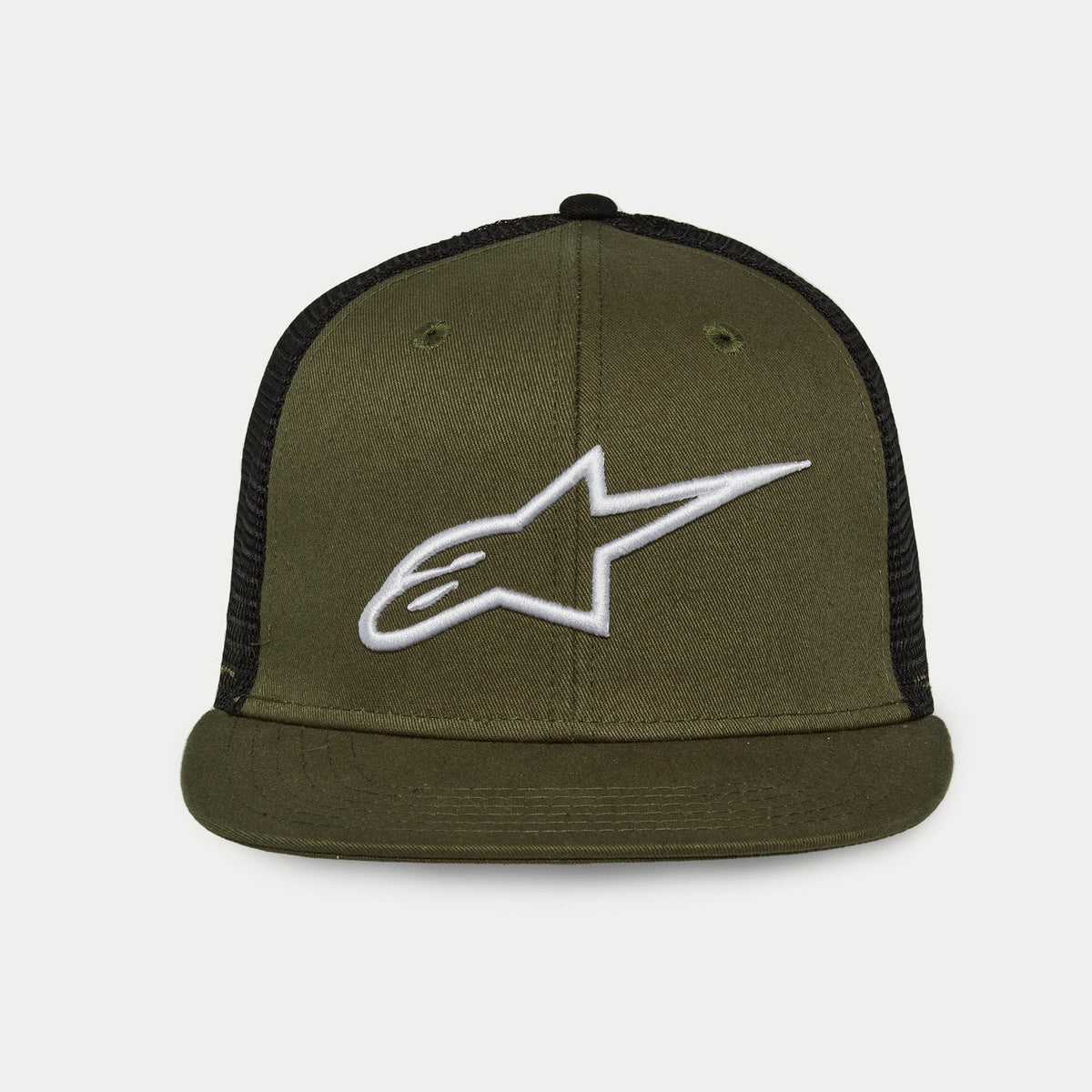 Alpinestars Corp Trucker pet, trucker cap met platte klep, militair groene voorkant en klep met zwarte mesh achterkant, wit 3D geborduurd A-star logo, gestructureerde kroon, casual motorsport hoofdbedekking