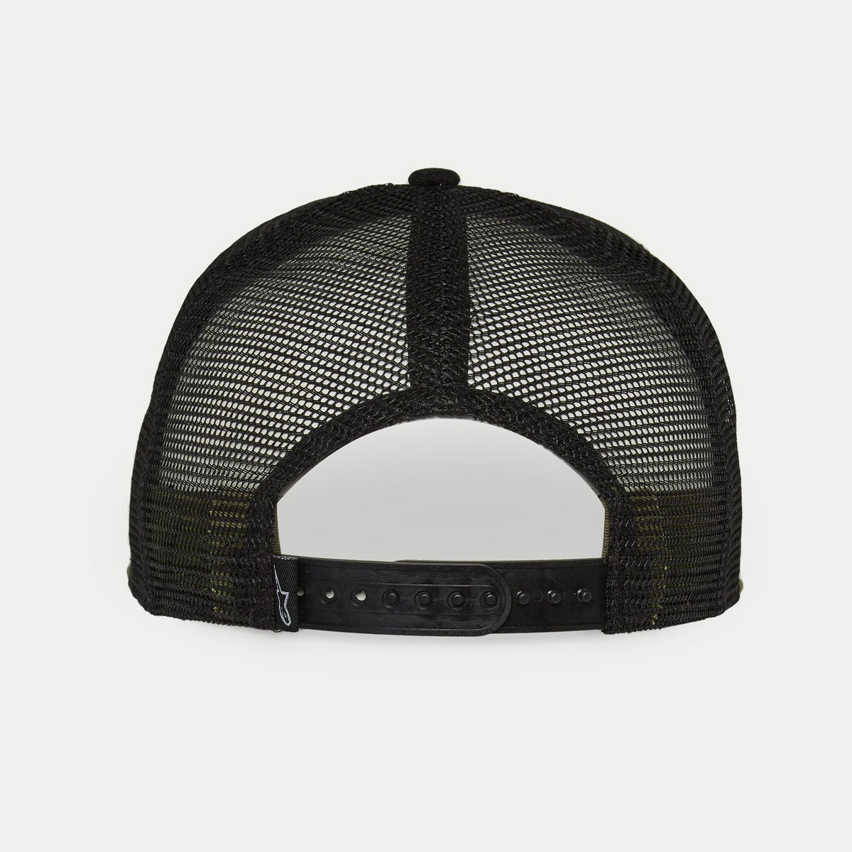 Alpinestars Corp Trucker pet, Military Black, achteraanzicht met zwarte mesh panelen en verstelbare snapback-sluiting, klein geweven logolabel, casual motorsport-geïnspireerde hoofdbedekking