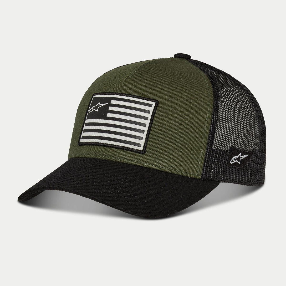 Alpinestars Flag Snapback pet, Military Black, olijfgroen voorpaneel met zwarte gebogen klep en zwarte mesh achterkant, voorzien van een vlag-patch met logo op de voorkant en borduursel aan de zijkant, casual motorsport-geïnspireerde streetwear