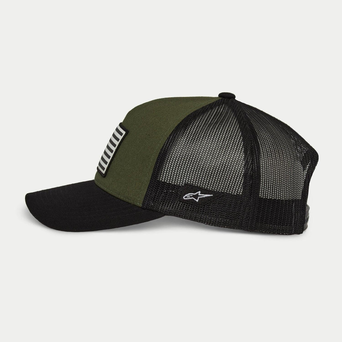 Alpinestars Flag Snapback pet in Military Black, zijaanzicht, olijfgroen voorpaneel met zwarte gebogen klep en zwarte mesh achterkant, wit geborduurd logo aan de zijkant, casual motorsport-geïnspireerde pet