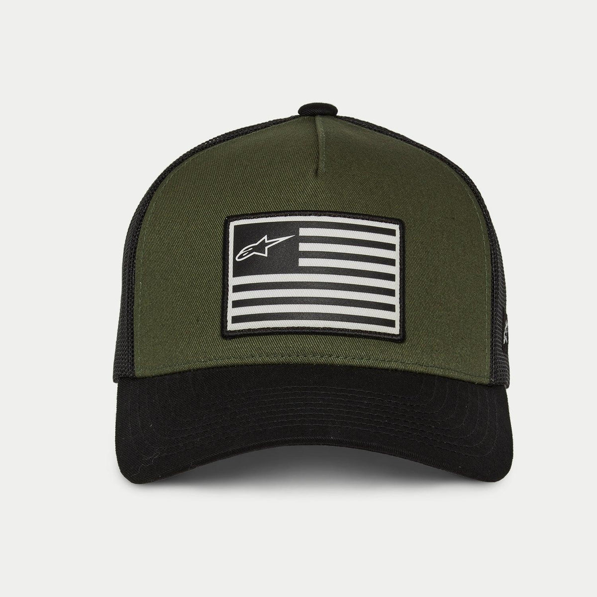 Alpinestars Flag Snapback pet in Military Black, vooraanzicht met de olijfgroene gestructureerde kroon, zwarte gebogen klep en zwarte mesh achterkant met een centrale zwart-witte vlagpatch met het Alpinestars-logo.