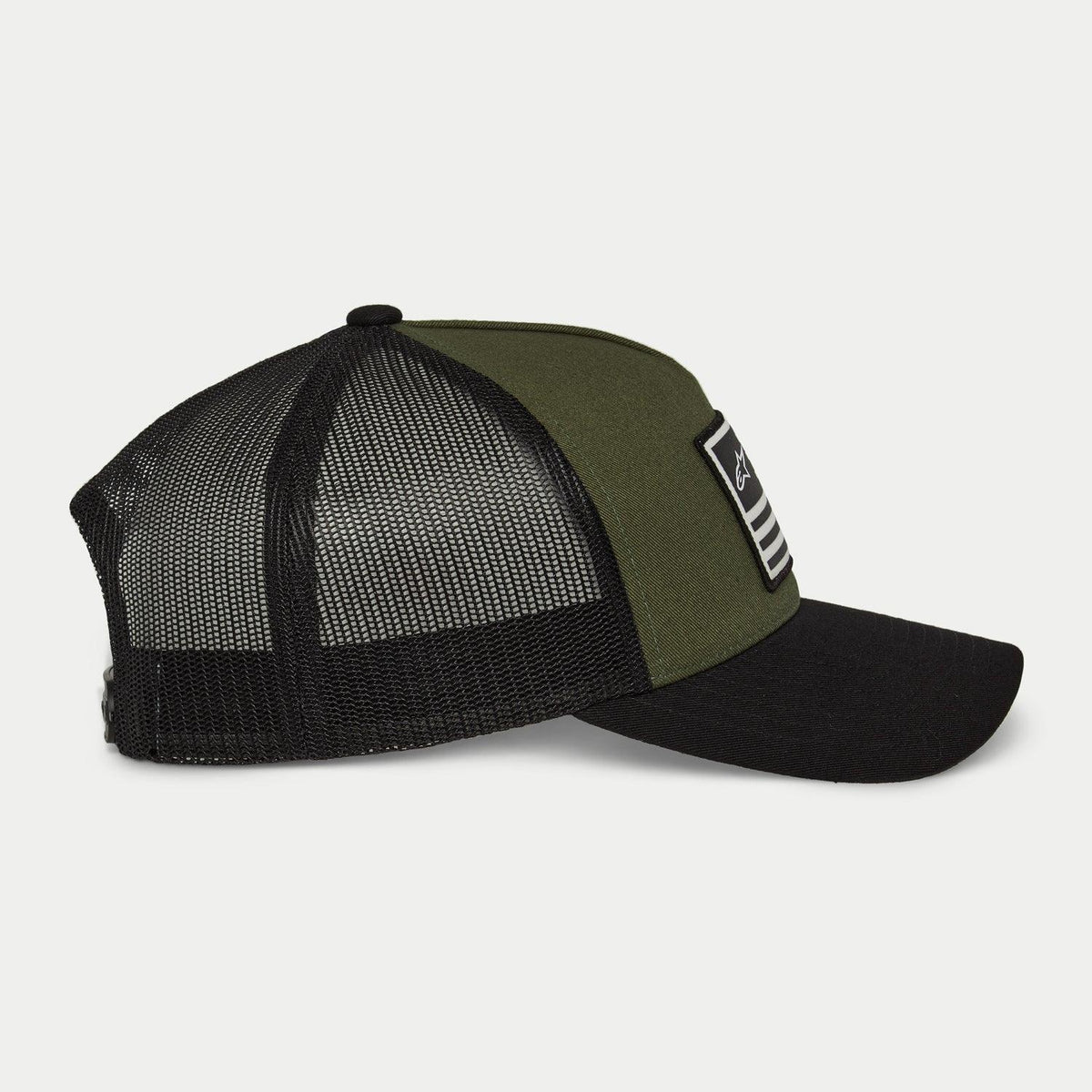 Alpinestars Flag Snapback pet, legergroen en zwart, zijprofiel met gebogen klep en zwarte mesh achterpanelen, rechthoekige patch aan de voorzijde met wit logo en strepen, casual motorsport-geïnspireerde hoofdbedekking