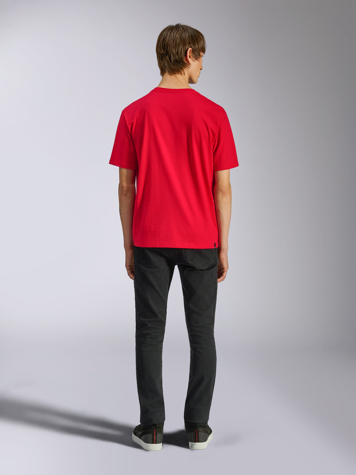 Alpinestars Ageless Shadow CSF Tee, T-shirt met korte mouwen, rood, achteraanzicht op model met zwarte broek, casual motorsport streetwear