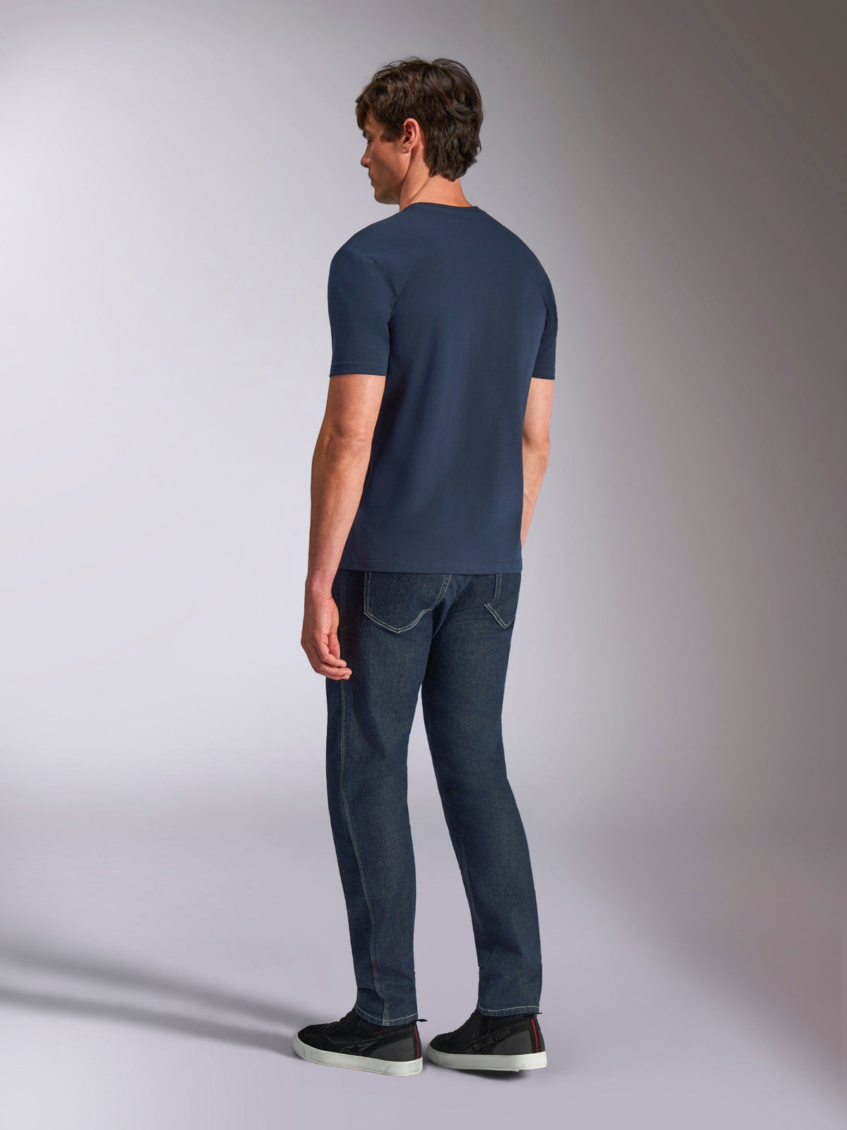 Alpinestars Ageless Shadow CSF Tee, T-shirt met korte mouwen, navy, achteraanzicht op model, gedragen met donkere denim jeans en zwarte sneakers, casual lifestyle streetwear