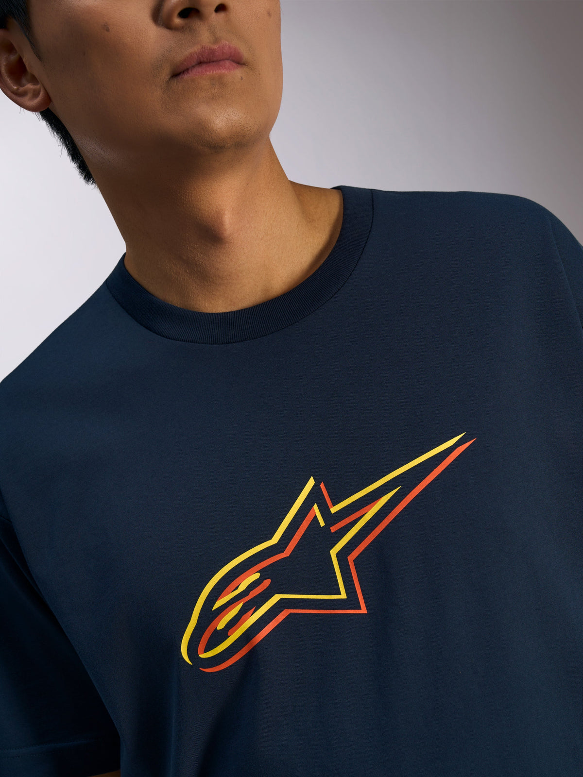 Alpinestars Ageless Shadow CSF Tee, T-shirt met korte mouwen, marineblauw, oranje en geel grafisch Shadow Star-logo, casual motorsport-geïnspireerde streetwear