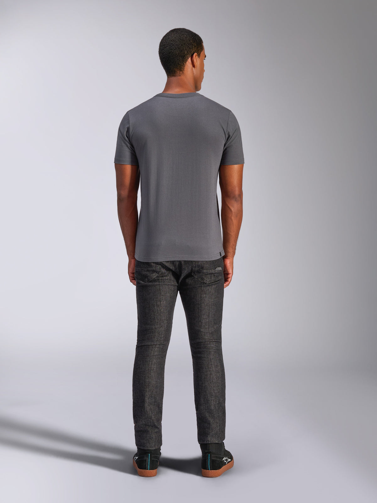 Alpinestars Always 2.0 CSF Tee, T-shirt met korte mouwen, antracietgrijs, achteraanzicht, gedragen met donkere denim broek, casual motorsport-geïnspireerde streetwear