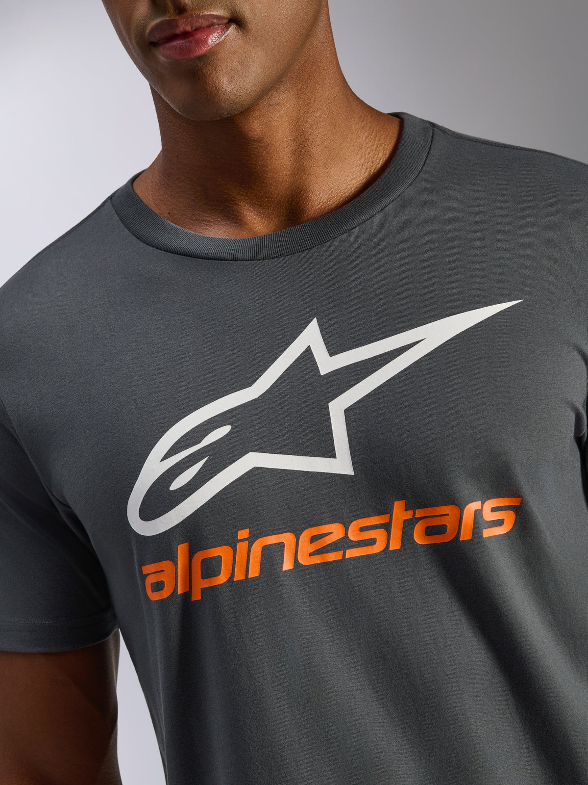 Alpinestars Always 2.0 CSF Tee, T-shirt met korte mouwen, antracietgrijs, wit A-star logo en oranje Alpinestars belettering, casual motorsport streetwear