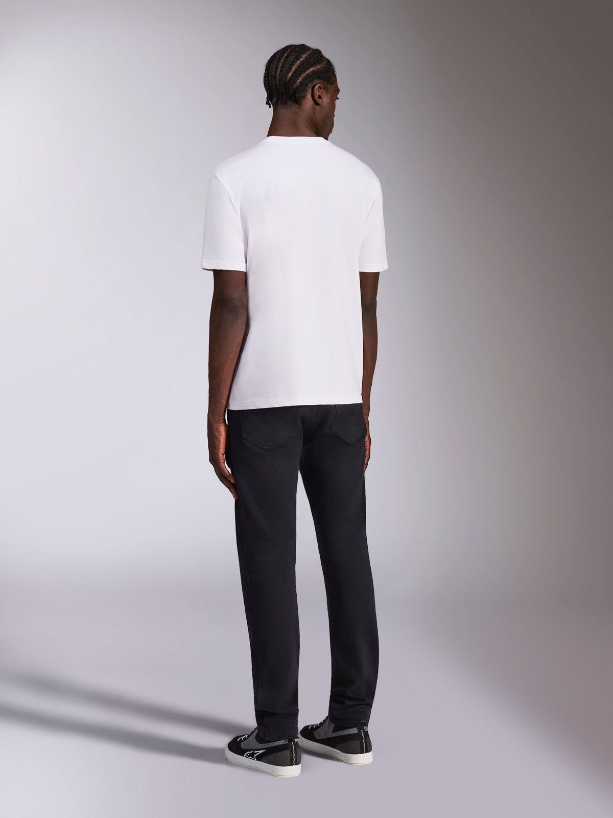 Alpinestars Always 2.0 CSF Tee, T-shirt met korte mouwen, wit, achteraanzicht op een model met zwarte broek en sneakers, casual motorsport streetwear
