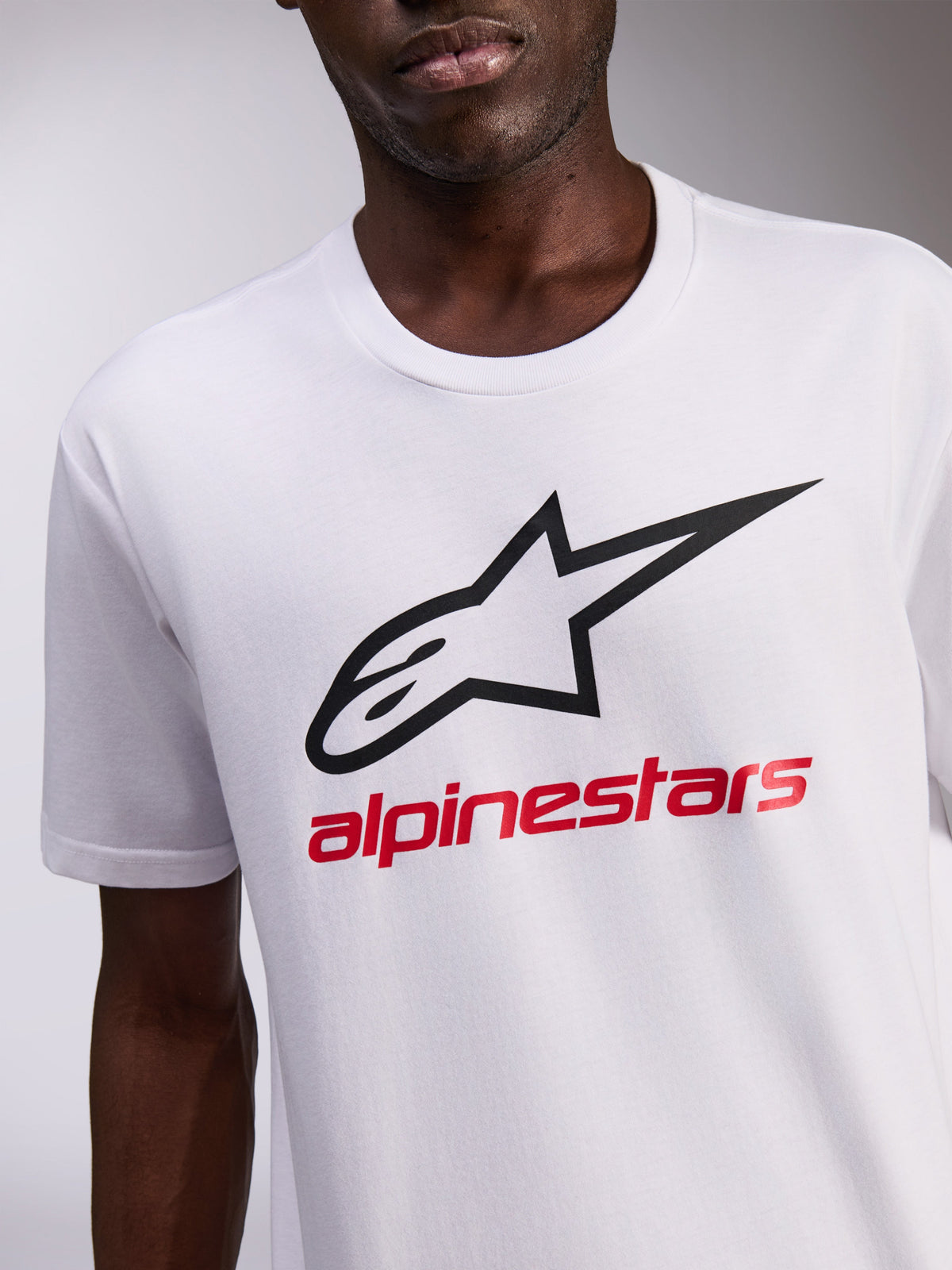 Alpinestars Always 2.0 CSF Tee, T-shirt met korte mouwen, wit met zwart Alpinestars-logo en rode tekst, casual motorsportkleding