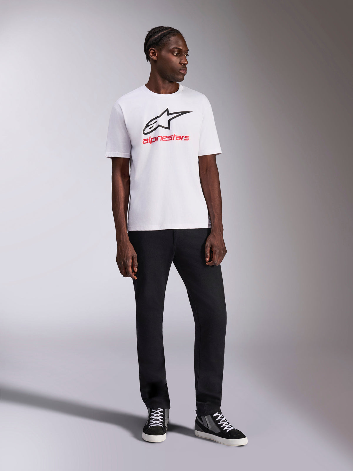 Alpinestars Always 2.0 CSF Tee, t-shirt met korte mouwen, wit, zwart Astar-logo en rood Alpinestars-woordmerk, gedragen door model met zwarte broek en hoge sneakers, casual motorsport sportkleding