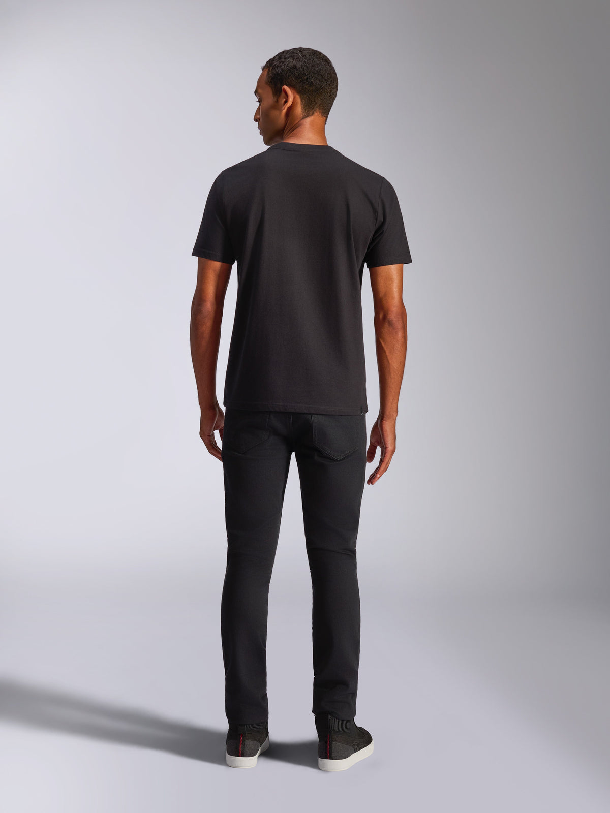 Alpinestars Blaze 2.0 CSF Tee, T-shirt met korte mouwen, zwart, achteraanzicht, gedragen met zwarte jeans, casual motorsport-geïnspireerde streetwear