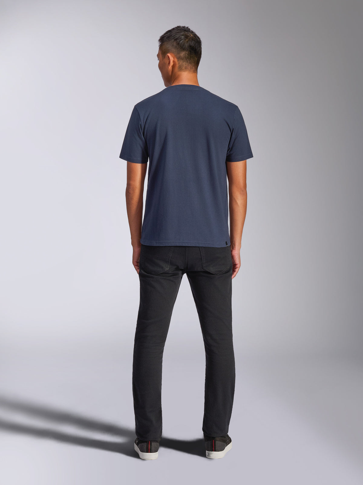 Alpinestars Blaze 2.0 CSF Tee, T-shirt met korte mouwen, donkerblauw, achteraanzicht, gedragen met een zwarte broek, casual motorsport streetwear