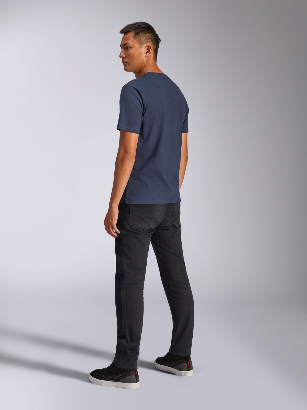 Alpinestars Blaze 2.0 CSF Tee, T-shirt met korte mouwen, marineblauw, achteraanzicht op model, gecombineerd met zwarte broek en sneakers, casual motorsport-geïnspireerde streetwear