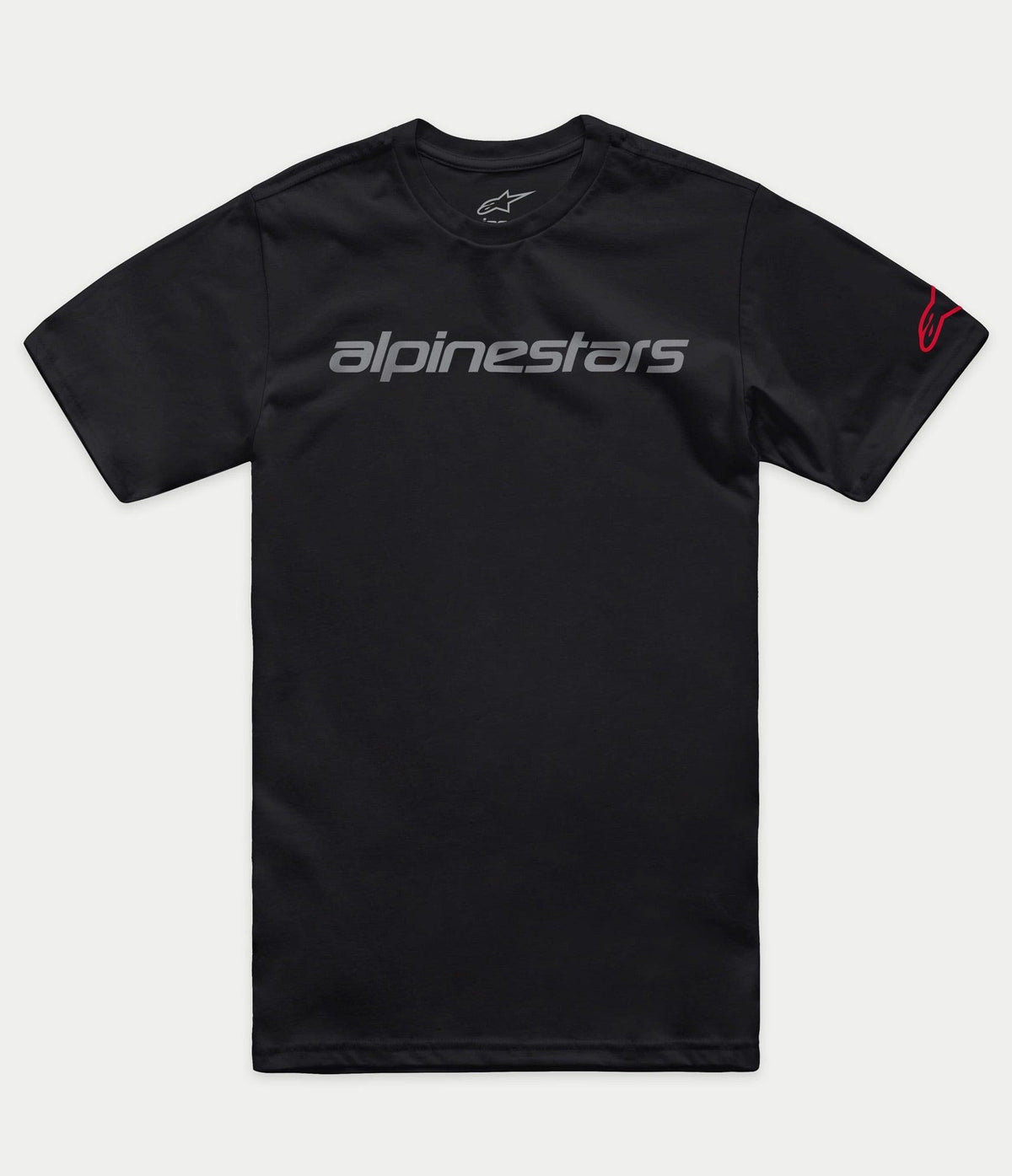 Alpinestars Linear Wordmark 2.0 CSF Tee, T-shirt met korte mouwen, zwart, grijs woordmerk op de voorzijde en rood Ageless-logo op de mouw, casual sportkleding