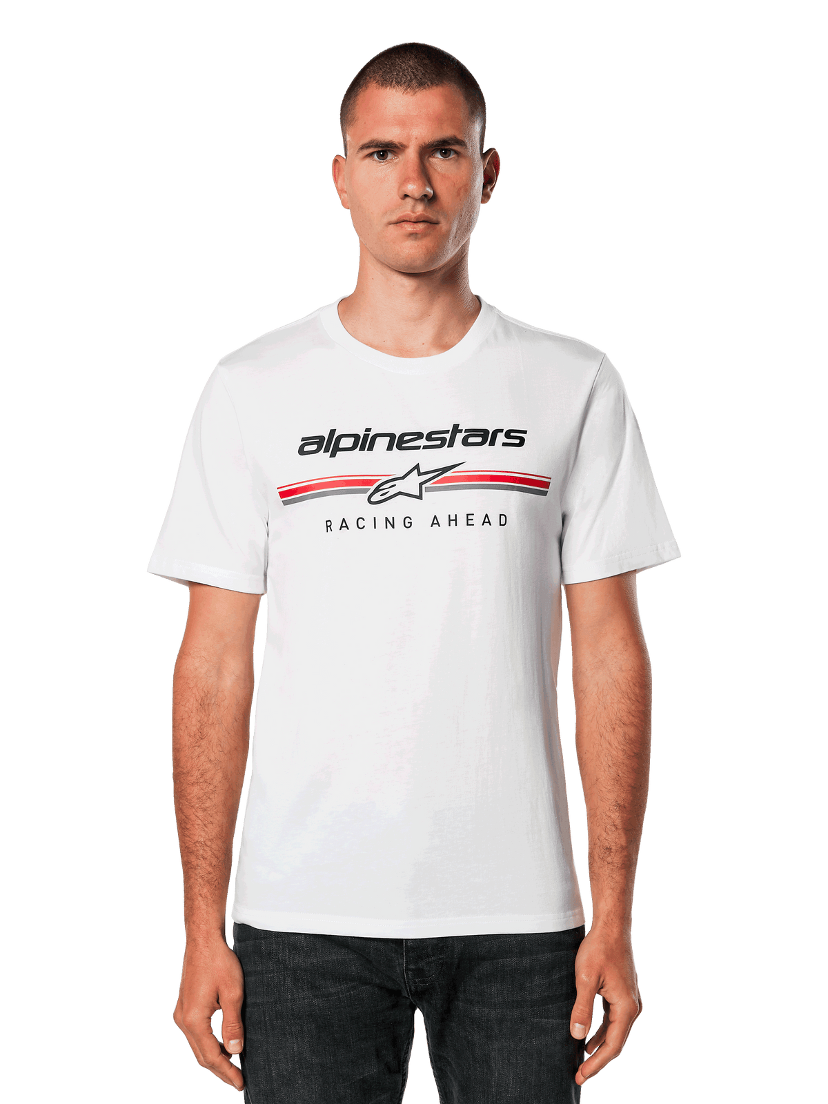 Alpinestars Betteryet CSF T-shirt, wit T-shirt met korte mouwen, voorzien van een zwart Alpinestars-logo en rode en grijze strepen met "Racing Ahead" graphic, gedragen door een man met een donkere jeans, casual motorsport streetwear