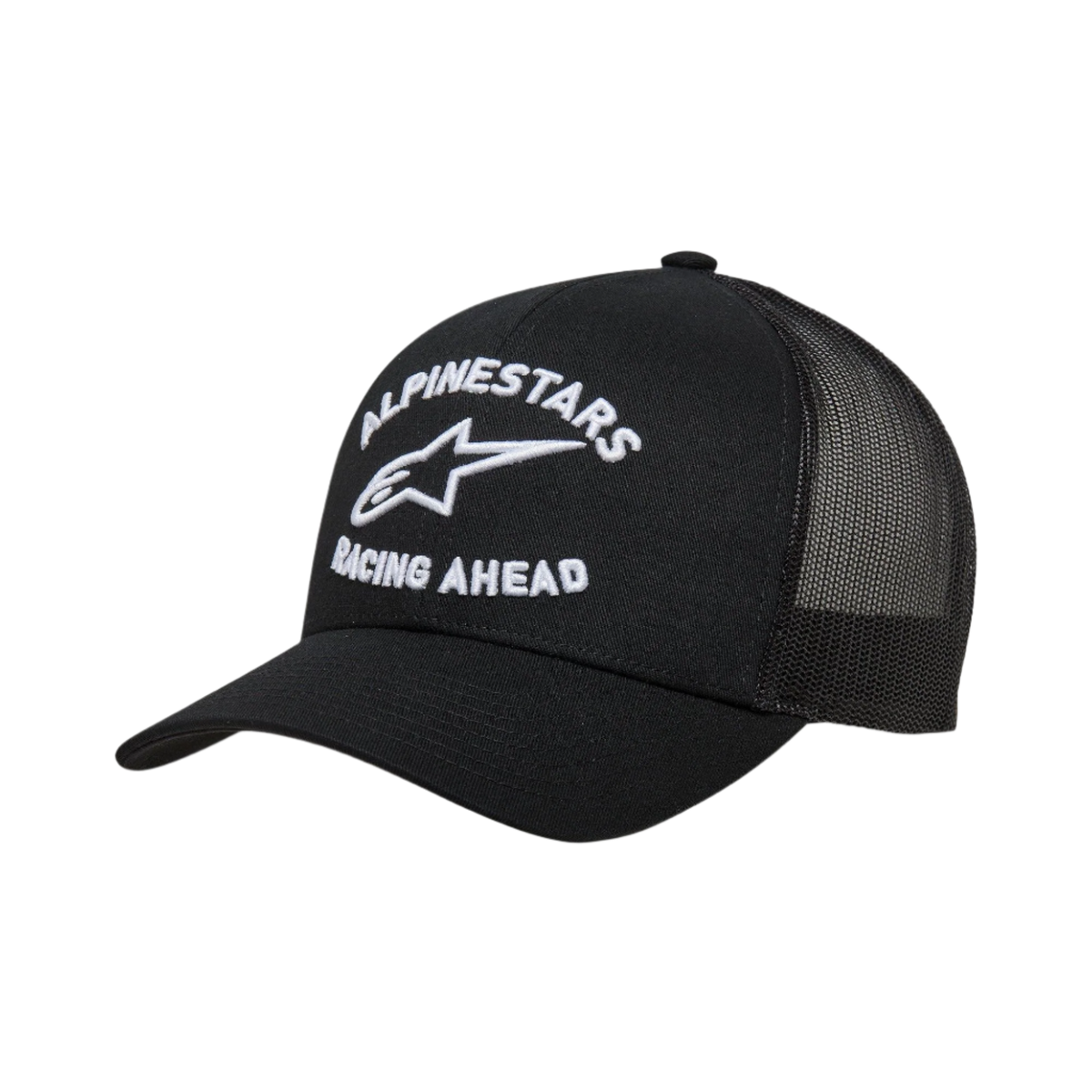 Alpinestars Triple Trucker pet, zwarte truckerpet met gebogen klep en mesh achterkant, wit 3D lock-up borduurwerk met 'Alpinestars Racing Ahead' en logo, casual motorsport-geïnspireerde hoofdbedekking