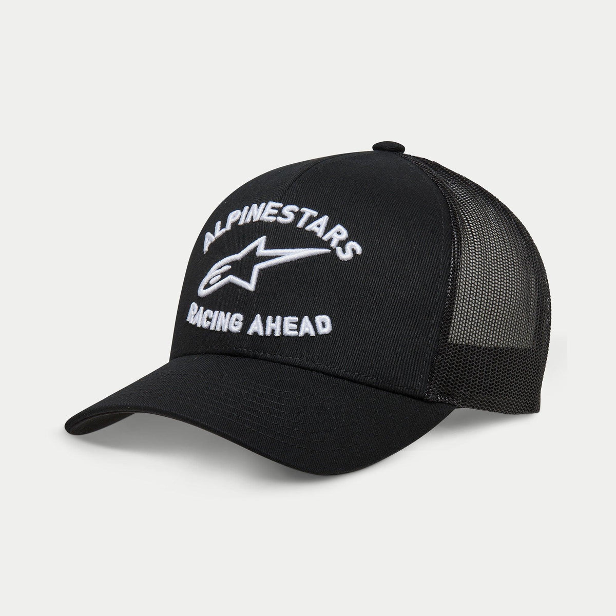 Alpinestars Triple Trucker pet, zwarte truckerpet, gebogen klep, wit 3D-borduurwerk met 'ALPINESTARS' en 'RACING AHEAD' logo, voorkant van twill en achterkant van mesh, casual motorsportkleding