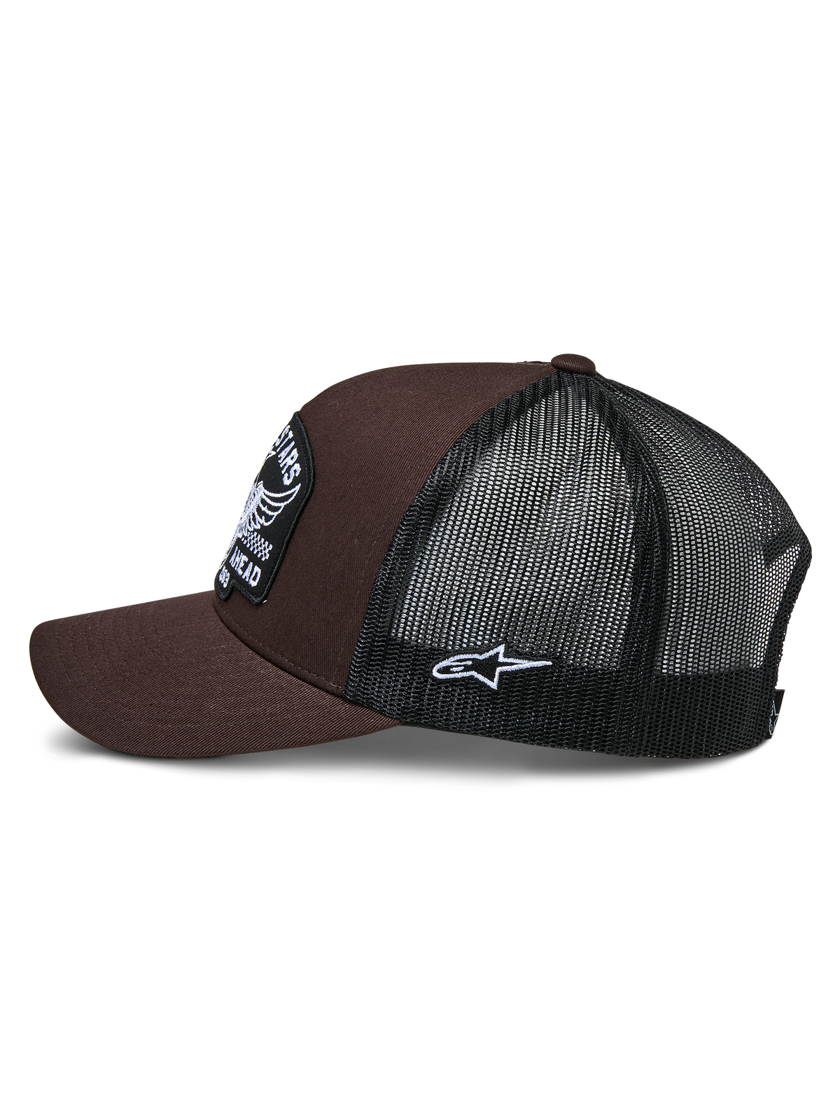 Alpinestars Heritage Patch Trucker pet, bruin en zwart, zijaanzicht met bruine twill voorkant en zwarte mesh achterkant, witte Ageless logo patch aan de zijkant, gestructureerde kroon en gebogen klep