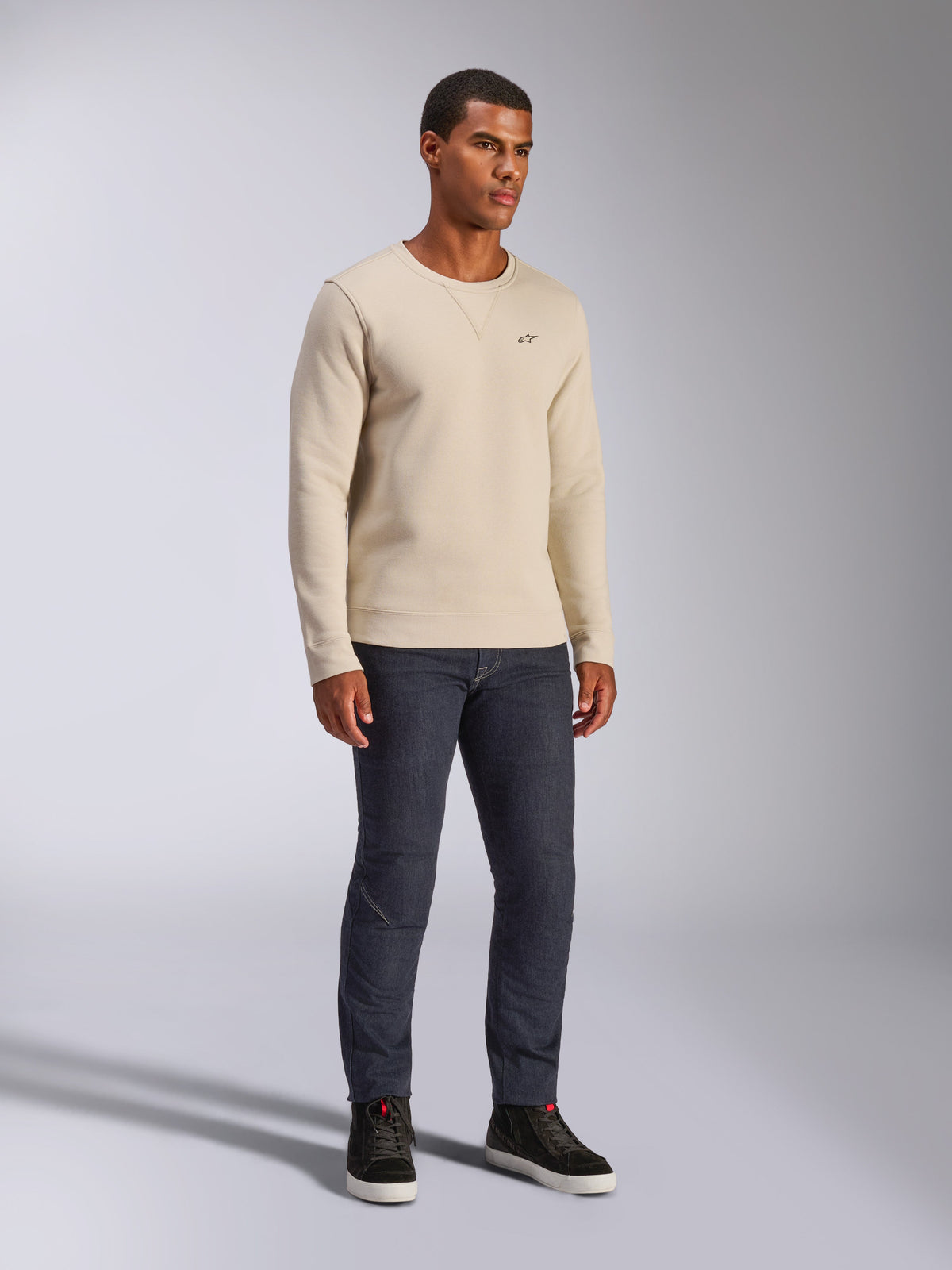Alpinestars Positive Crew, crewneck sweatshirt, Off White, casual streetwear, met klein zwart A-star-logo op de borst, geribbelde hals met v-stikseldetail, lange mouwen, modern op de motorsport geïnspireerd ontwerp