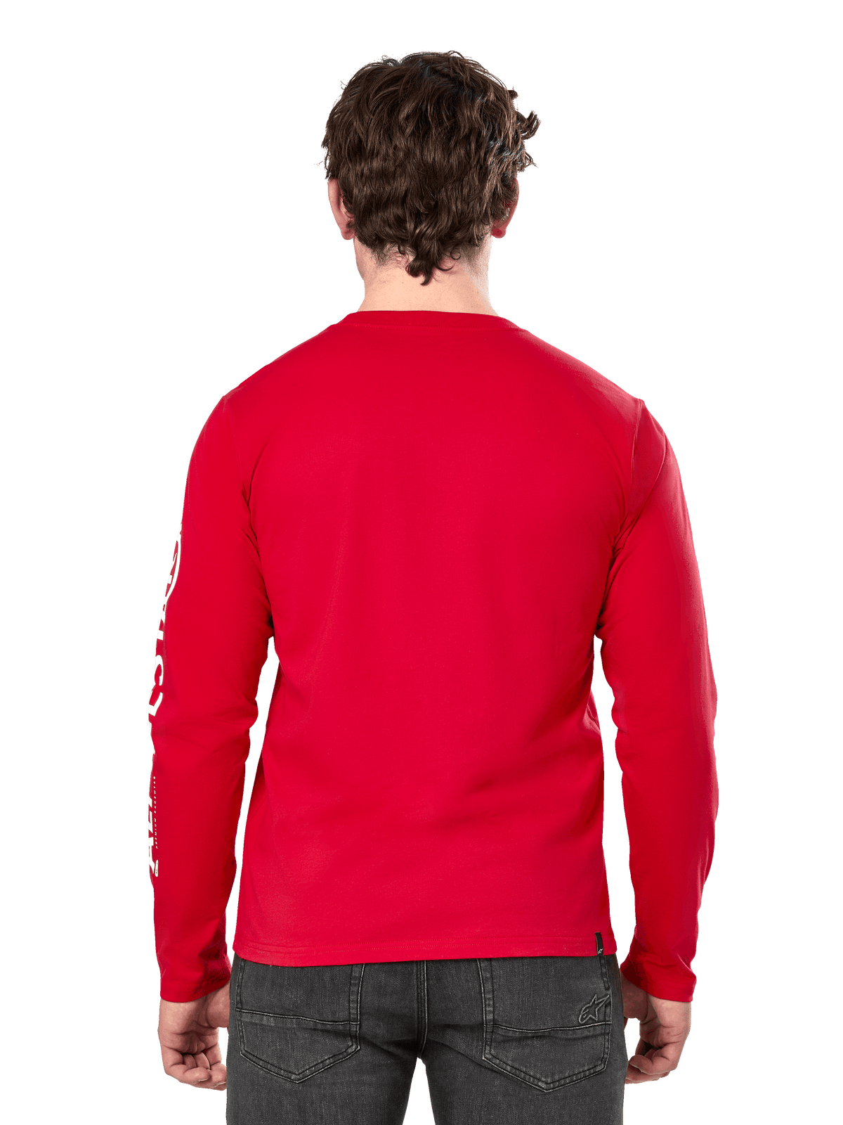 Achteraanzicht van een man die het Alpinestars Committed CSF longsleeve T-shirt in het rood draagt, gecombineerd met een donkergrijze jeans, met een zichtbaar wit Alpinestars-logo op de mouw en een minimalistisch ontwerp op de rug.