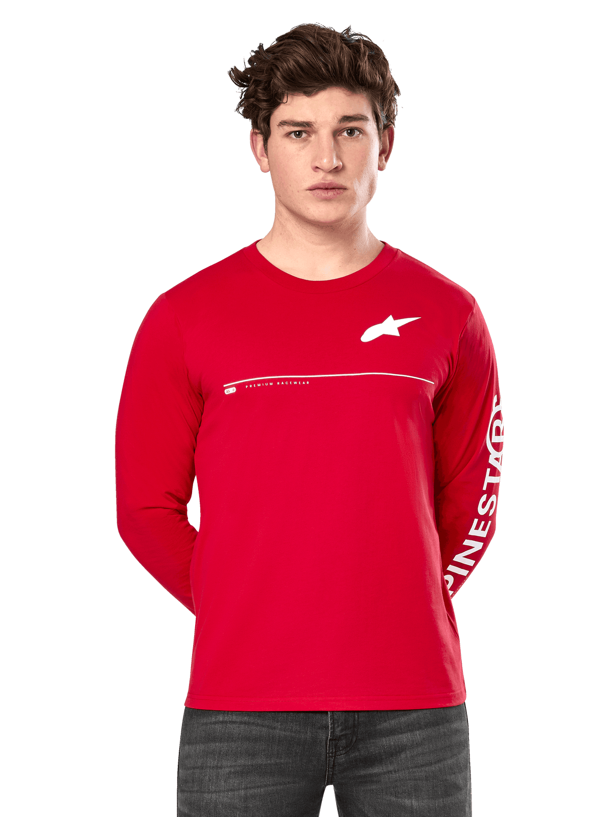 Alpinestars Committed CSF longsleeve shirt, rood, gedragen door een model, wit Astars-logo op de borst en Alpinestars-graphic op de mouw, horizontale witte borstlijn, casual motorsport-geïnspireerde streetwear