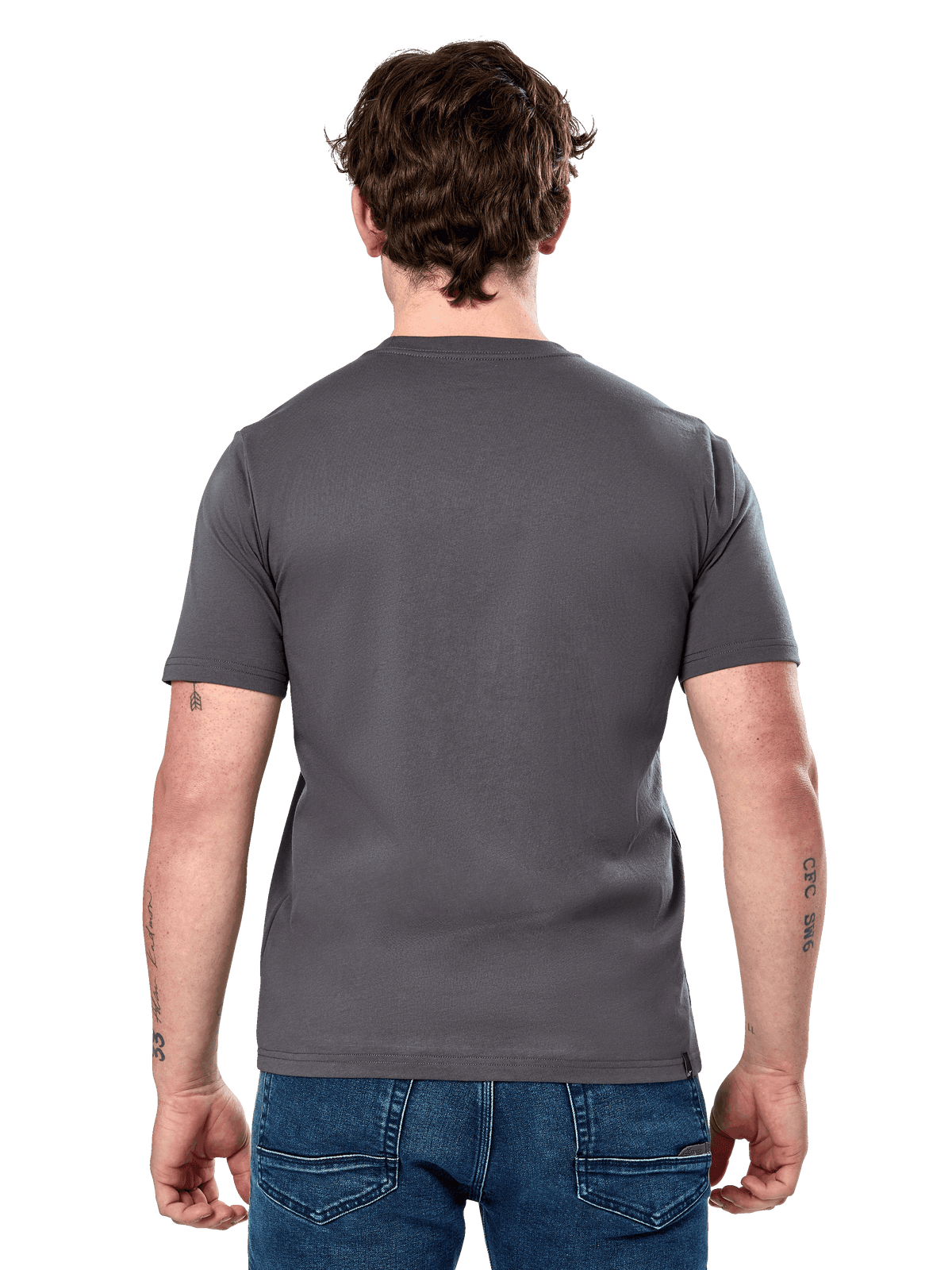 Alpinestars Cereal CSF Tee, T-shirt met korte mouwen, Charcoal, achteraanzicht, gedragen door model met blauwe jeans, casual motorsport-geïnspireerde streetwear