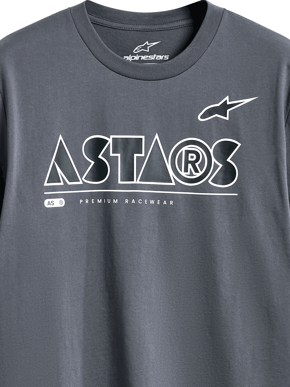 Alpinestars Cereal CSF Tee, T-shirt met korte mouwen, Charcoal, detailopname van de grafische print op de borst met wit geometrisch ASTARS-tekstlogo en PREMIUM RACEWEAR tagline, casual motorsport streetwear
