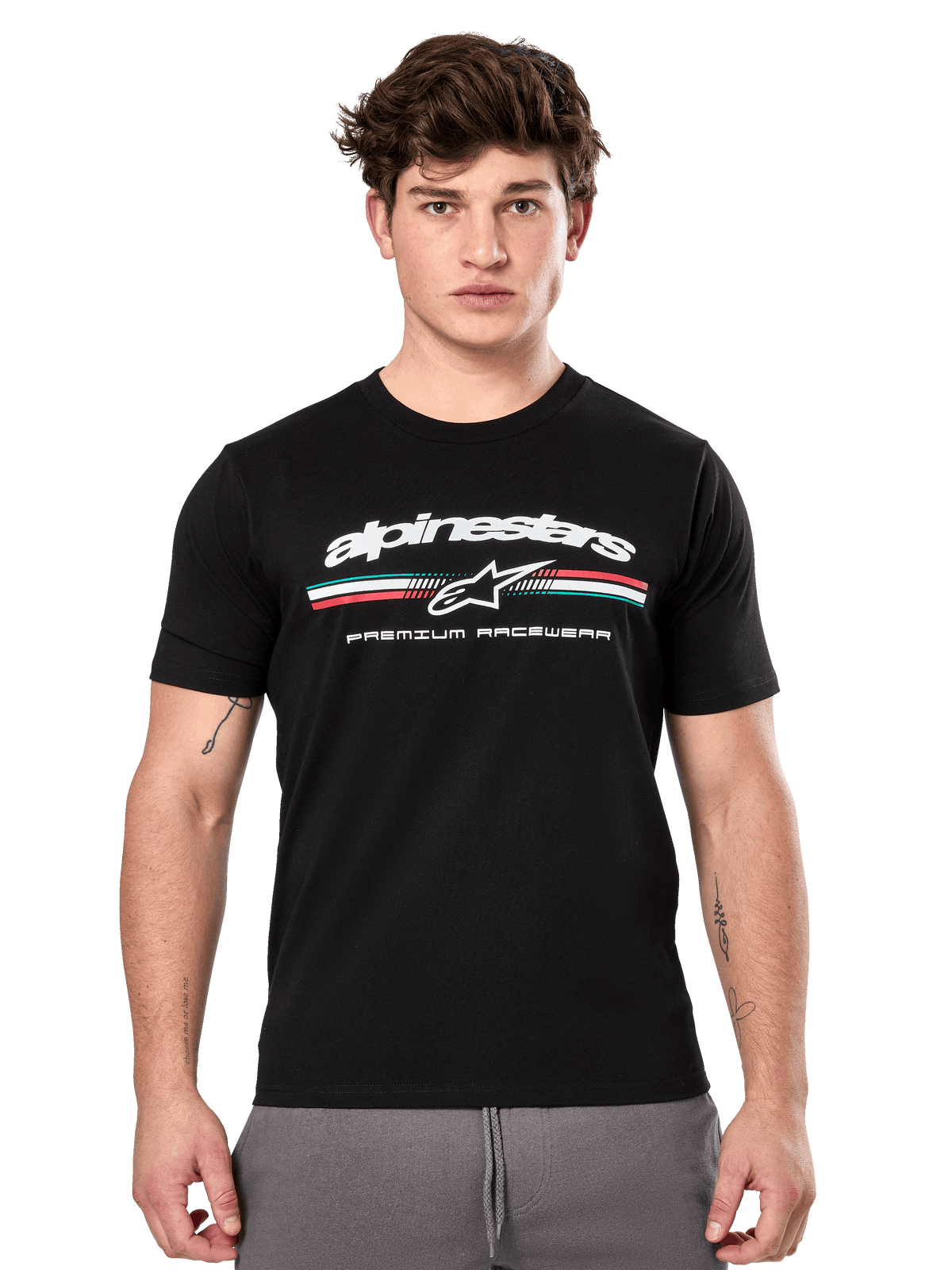 Alpinestars Prevail CSF Tee, zwart T-shirt met korte mouwen gedragen door een model, wit logo met een driekleurige streep en 'PREMIUM RACEWEAR' graphic, casual motorsport streetwear