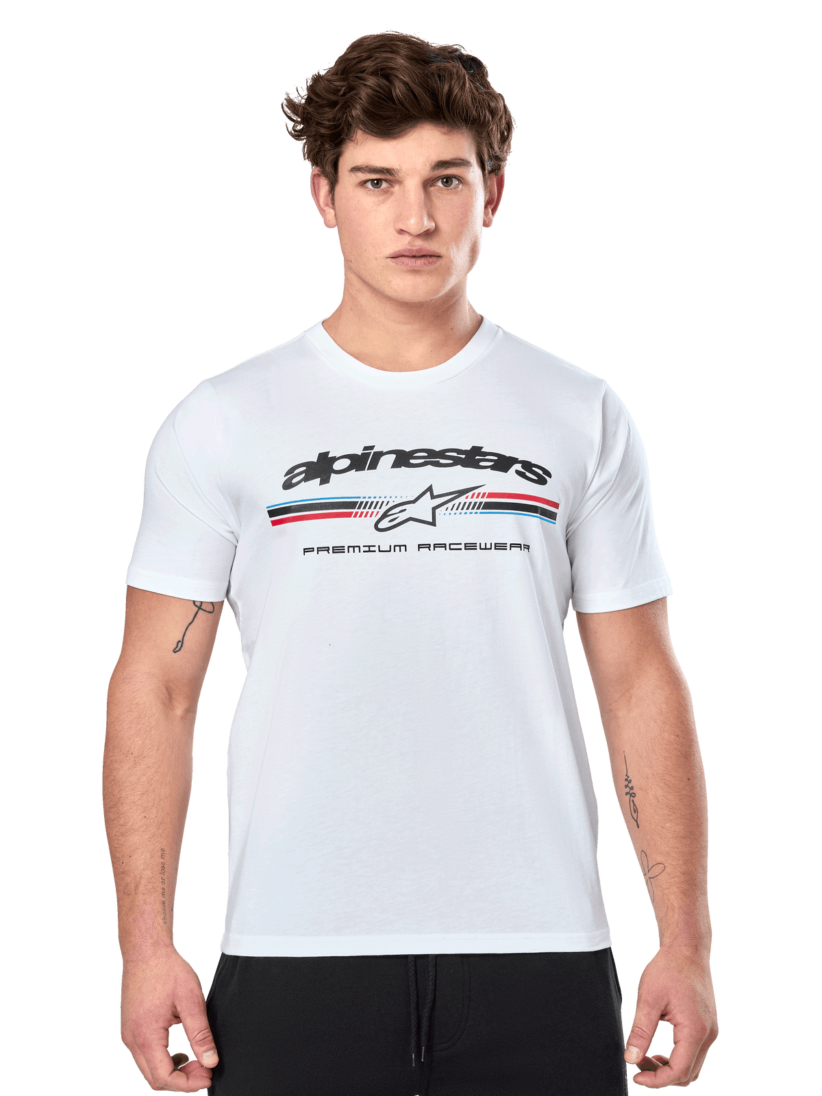Alpinestars Prevail CSF Tee, wit T-shirt met korte mouwen, voorzien van een driekleurig streeplogo in paddock-stijl met rode en blauwe accenten op de voorzijde, zwarte Alpinestars-branding en 'Premium Racewear'-tekst, gedragen door een mannelijk model, casual motorsportkleding
