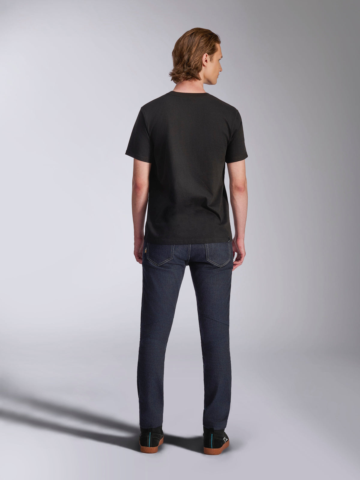 Alpinestars Luxo CSF Tee, T-shirt met korte mouwen, zwart, achteraanzicht, gedragen door model met donkere denim broek, casual motorsport streetwear