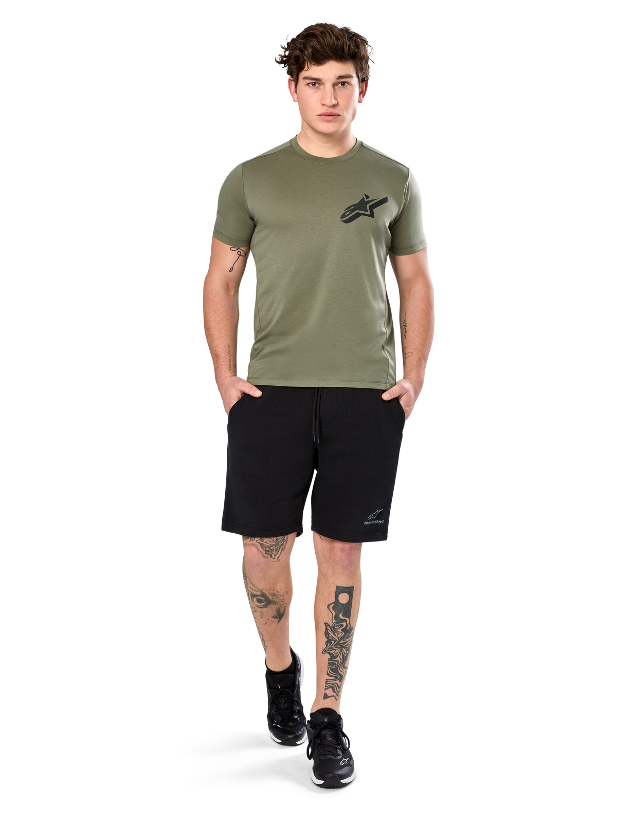 Alpinestars Attrition Performance Tee, T-shirt met korte mouwen, lichtgroen, met een zwart Astars-logo op de borst, gedragen met een zwarte sportshort en zwarte sneakers, casual performance sportswear lifestyle-foto