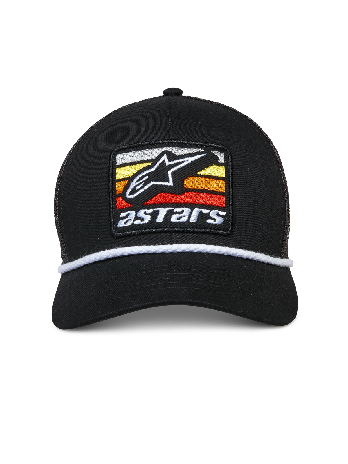Alpinestars Selica Trucker Pet, zwarte pet met geborduurde patch op de voorkant, wit Astars-logo en meerkleurige strepen, wit gevlochten koord, gebogen klep, gestructureerde kroon, casual motorsport-geïnspireerde streetwear