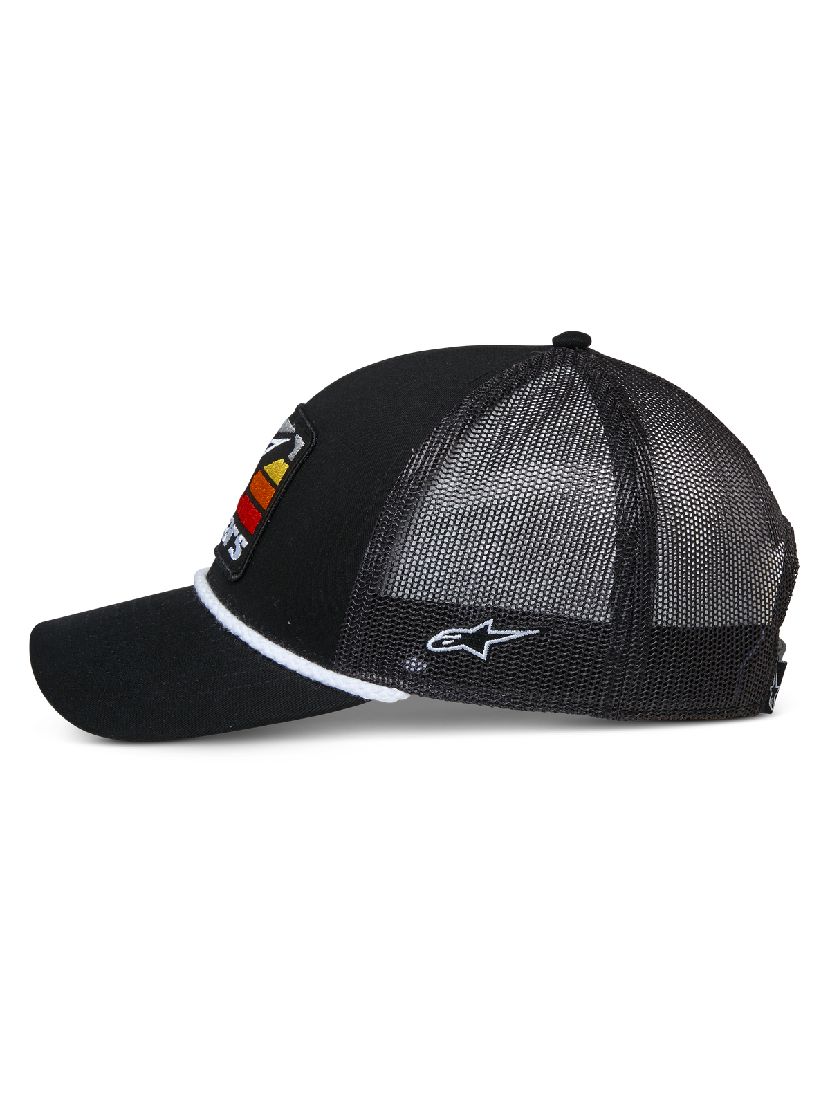 Alpinestars Selica Trucker pet, zwart, zijprofiel met gebogen klep en mesh achterzijde, witte gevlochten koordafwerking aan de basis van de kroon, wit geborduurd logo aan de zijkant, casual motorsport-geïnspireerde pet