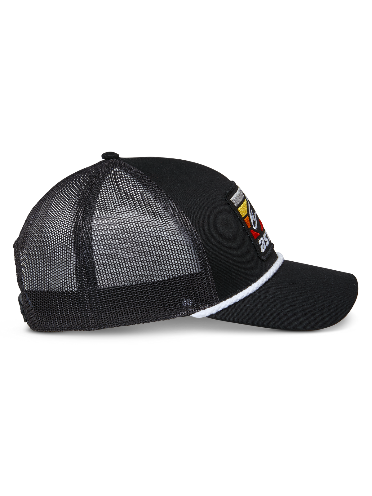 Alpinestars Selica Trucker pet, zwarte trucker pet, zijaanzicht met zwarte mesh panelen, witte gevlochten koordafwerking, kleurrijk geborduurd patch-logo, gebogen klep, casual motorsport pet