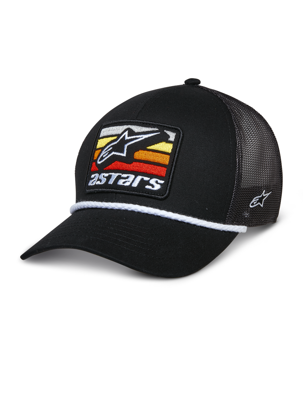 Alpinestars Selica Trucker Hat, zwarte pet met mesh achterkant en een gebogen klep, voorzien van een patch op de voorkant met gele, oranje en rode horizontale strepen, wit gevlochten koorddetail en borduursel aan de zijkant, casual motorsport-geïnspireerde hoofdbedekking