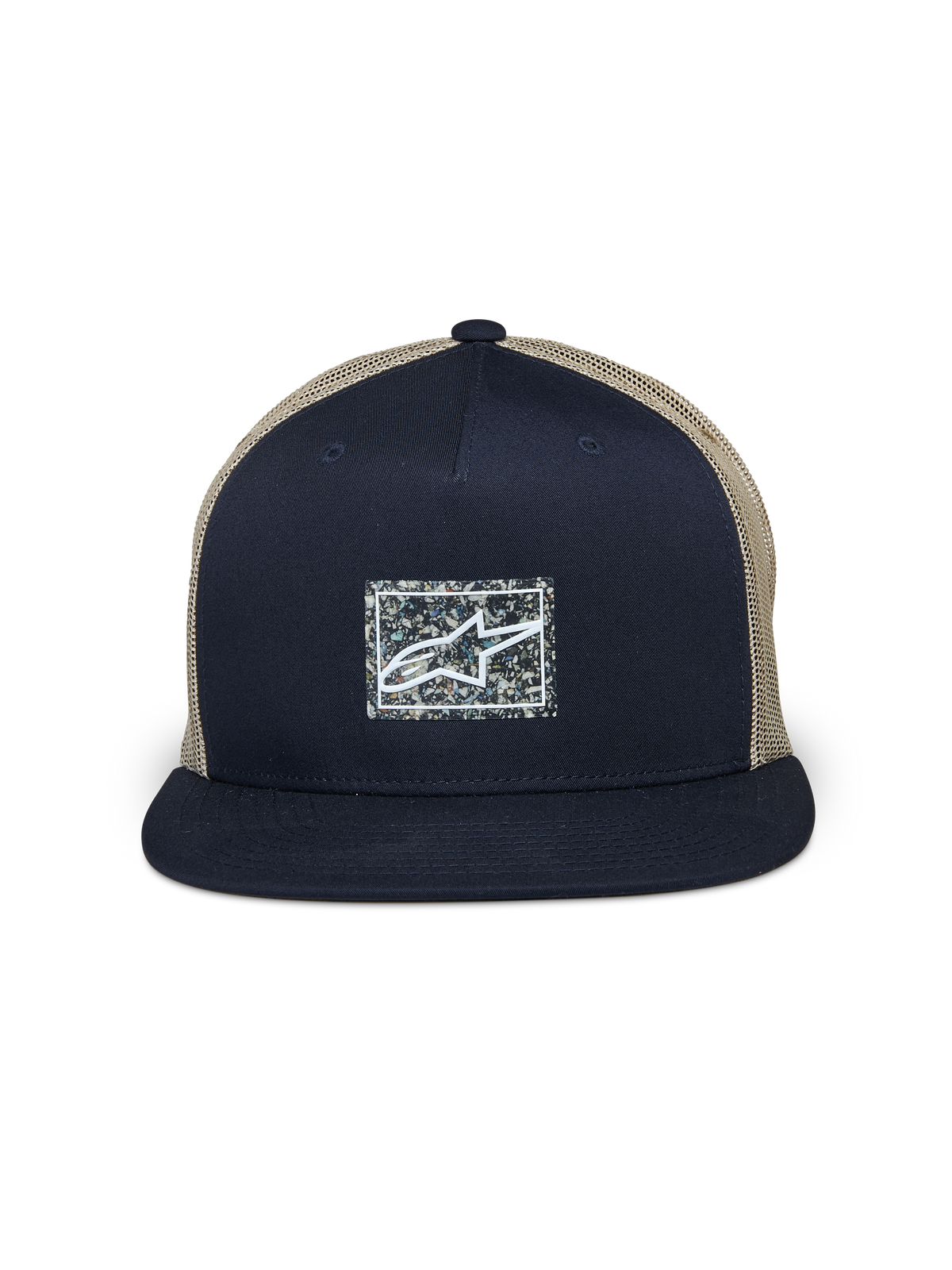 Alpinestars Mackinic Trucker pet, marineblauw en kaki, truckerpet met platte klep, gestructureerd marineblauw voorpaneel met een gespikkelde rechthoekige gerecyclede logopatch, kaki mesh achterkant, casual motorsport-geïnspireerde hoofdbedekking