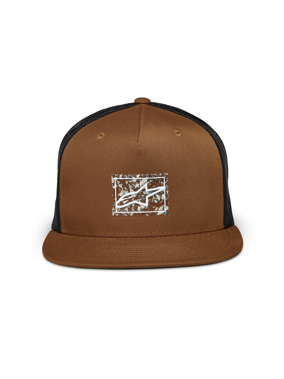 Alpinestars Mackinic Trucker pet, bruin en zwart, platte klep met gestructureerde kroon, voorzien van een TPU-logo van gerecycled papier op de voorzijde, zwarte mesh achterkant, casual sportkledingaccessoire