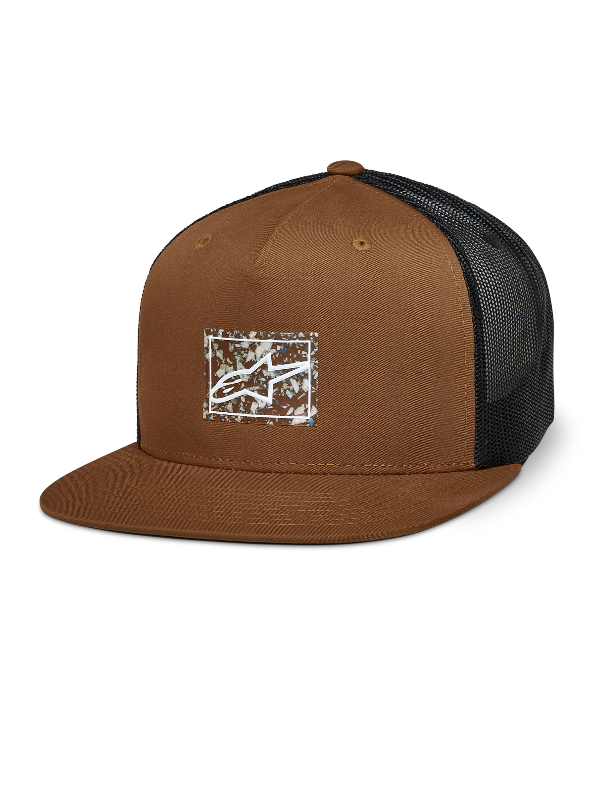 Alpinestars Mackinic Trucker Hat, bruine pet met zwart mesh achterpaneel, gestructureerde kroon en platte klep, wit A-star logo op een rechthoekige gespikkelde patch, casual motorsport-geïnspireerde pet