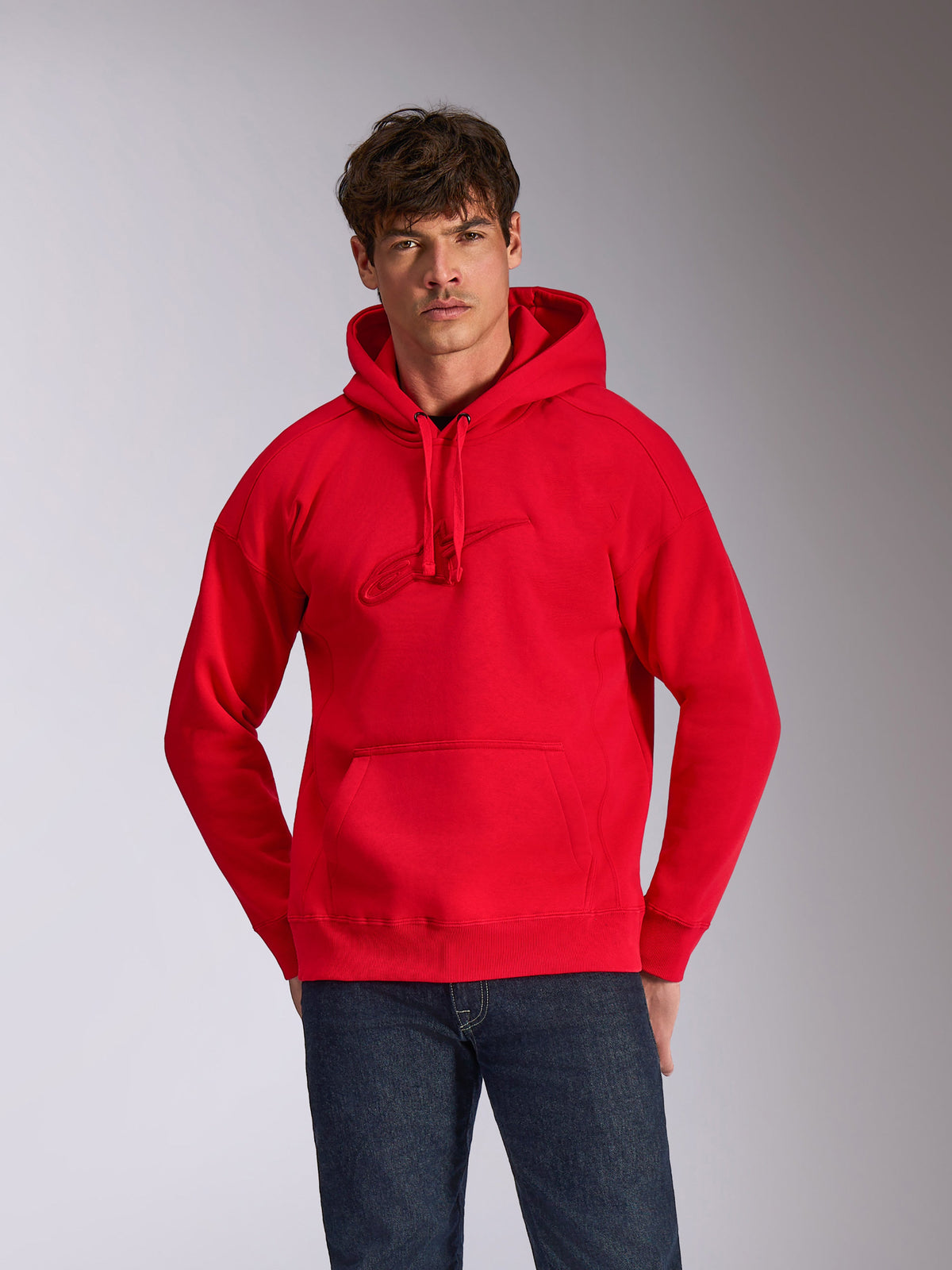 Alpinestars Emergent Oversized Hoodie, rode pullover hoodie, voorzien van een tonaal 3D-geborduurd Astars-logo op de borst, kangoeroezak, oversized pasvorm, casual motorsport-geïnspireerde streetwear