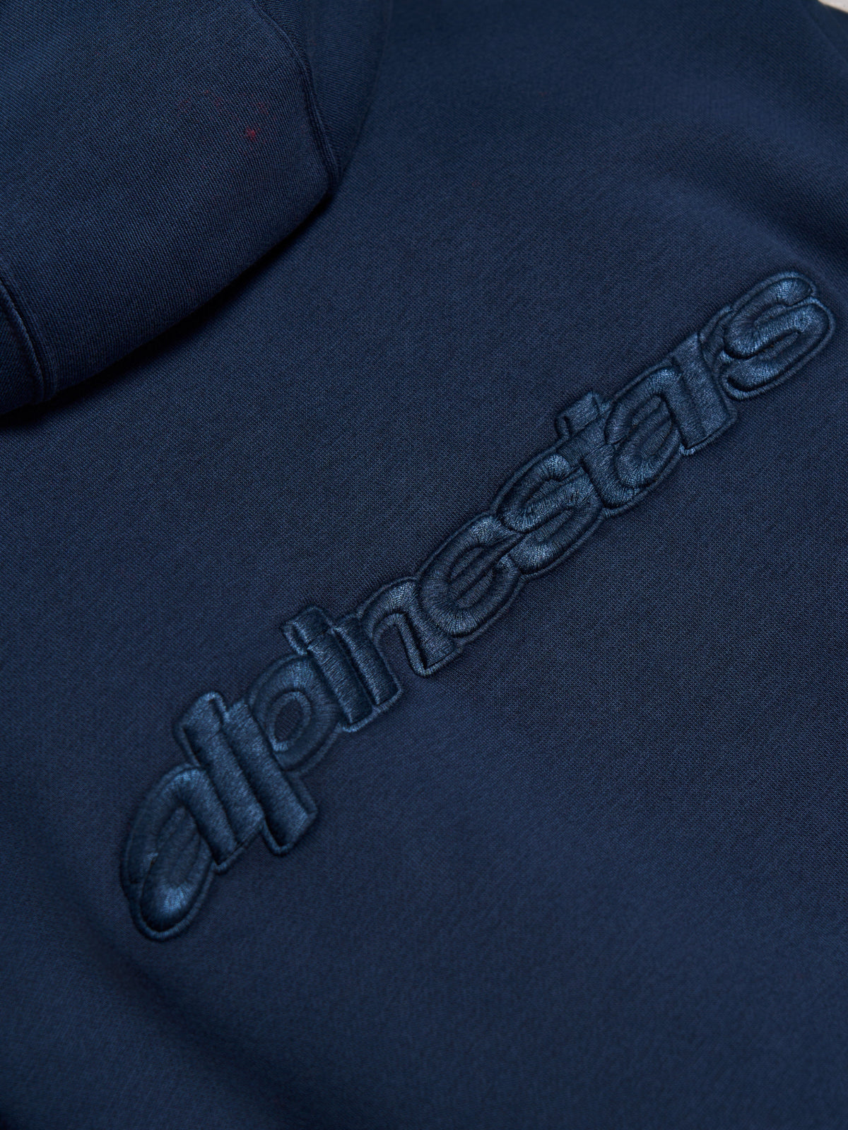Alpinestars Emergent Oversized Hoodie, Navy blauw, detailopname van tonaal 3D-geborduurd Alpinestars-woordlogo op de rug, premium fleece textuur