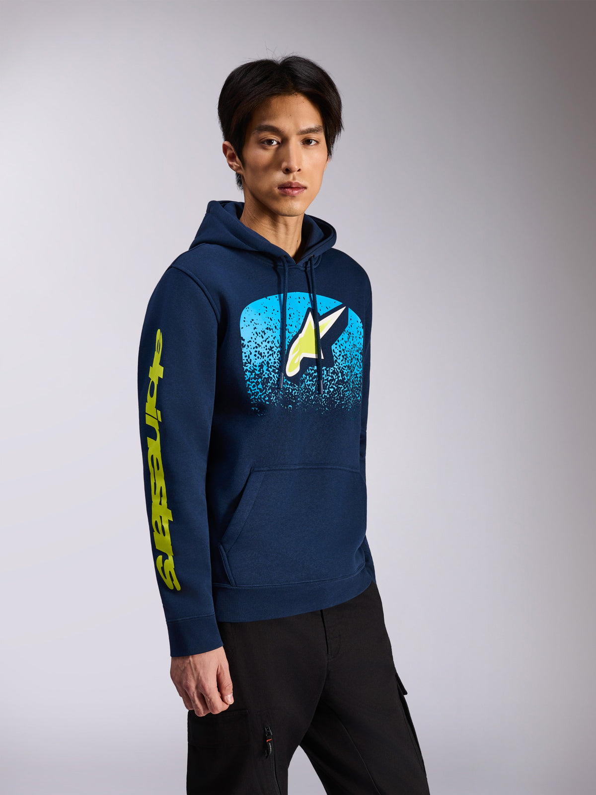 Alpinestars Obsessed Hoodie, donkerblauw, pullover fleece hoodie, met Astars-logo op de borst met lichtblauw MX-verloop en geel woordmerk op de mouw, capuchon met trekkoord, casual motorsport streetwear