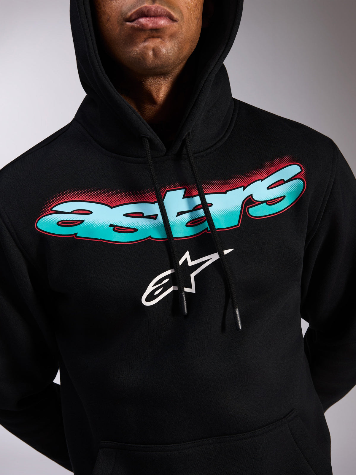 Alpinestars Ellipsoid Hoodie, zwarte pullover fleece, groenblauw en blauw kleurverloop Astars-woordmerk met rode halftone-accenten, wit sterlogo, capuchon met trekkoord, casual motorsport-geïnspireerde streetwear