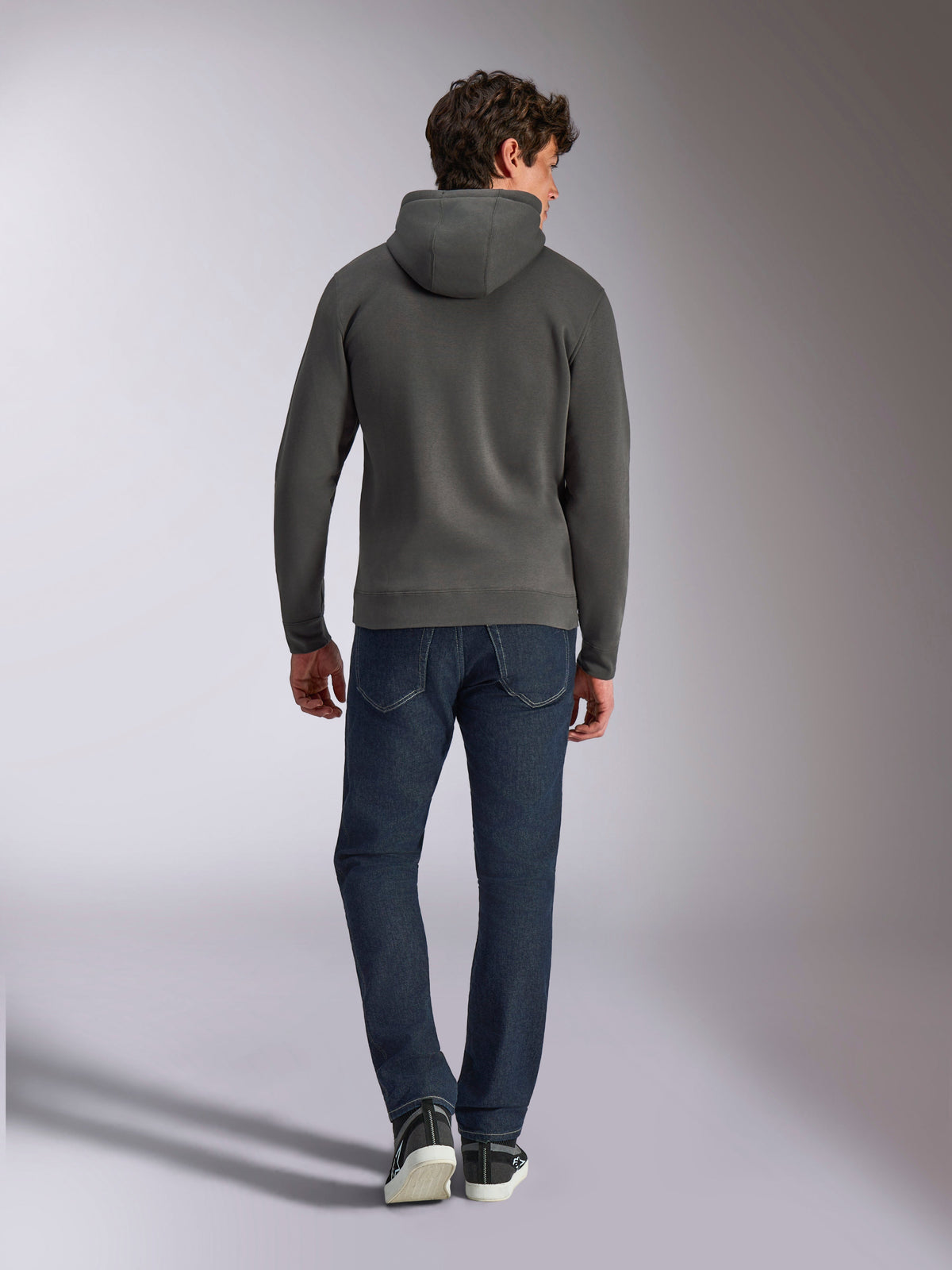 Alpinestars Ellipsoid Hoodie, Gunmetal grijze pullover hoodie, achteraanzicht, gedragen door model met donkere denim jeans en zwarte sneakers, casual motorsport-geïnspireerde streetwear
