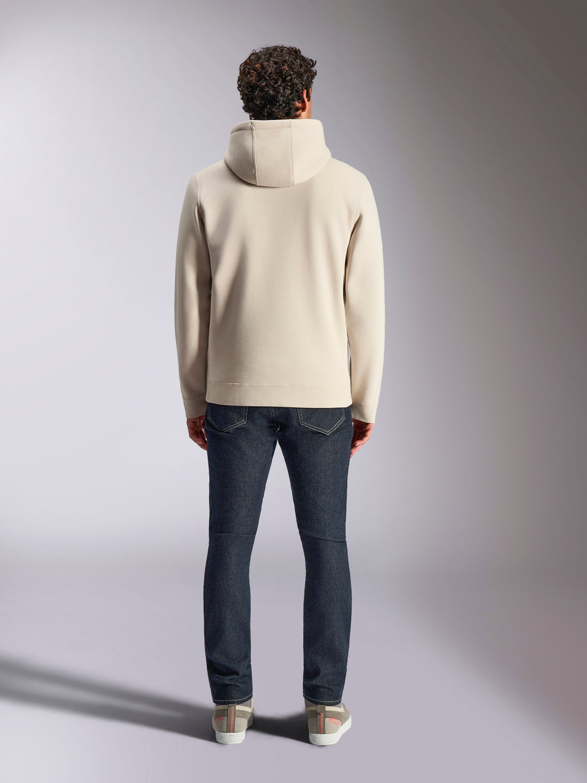 Alpinestars Pulse Hoodie, casual streetwear, Off White, achteraanzicht van model met donkere spijkerbroek en sneakers, fleece hoodie met capuchon, geribde manchetten en zoom