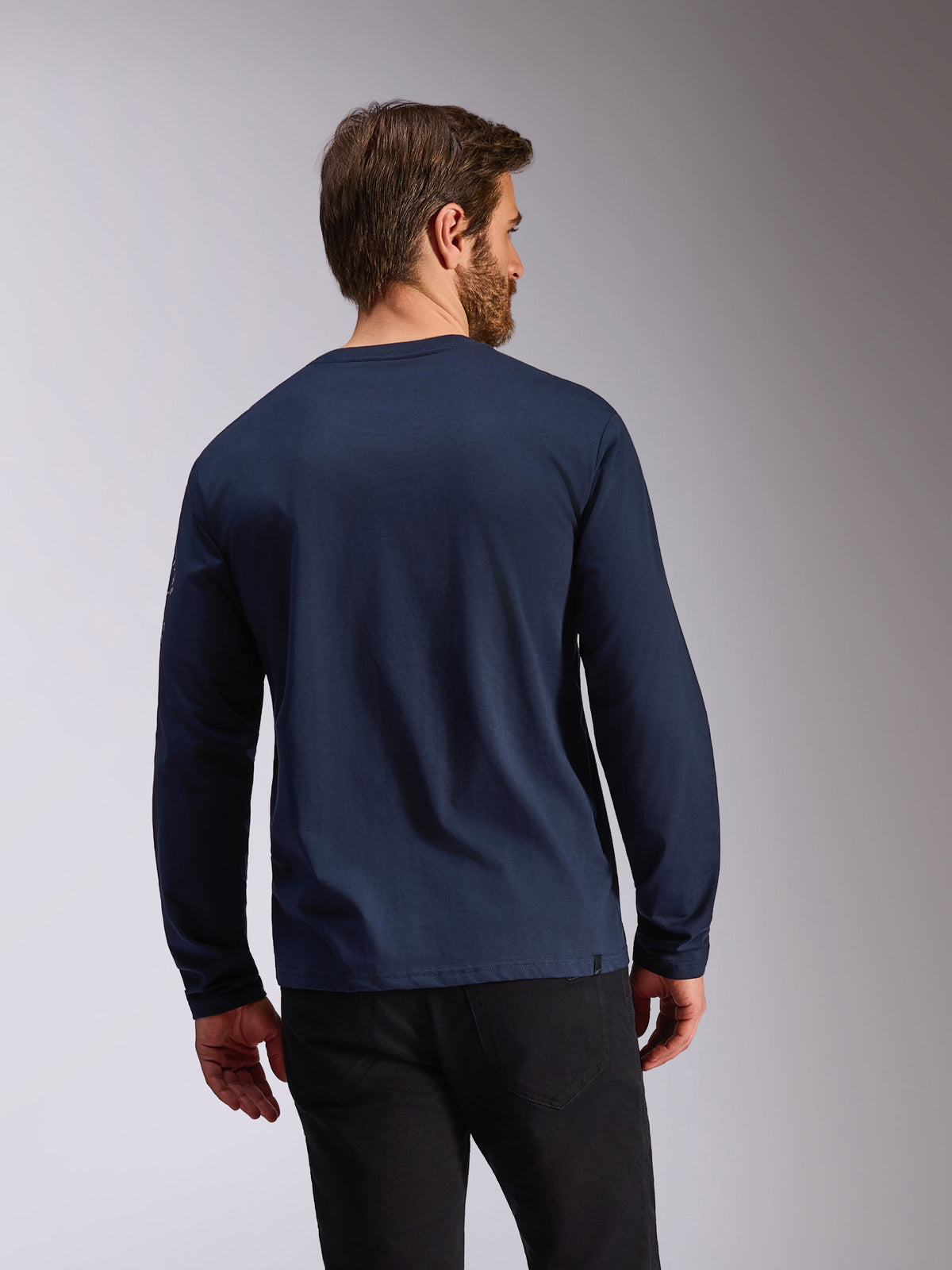 Alpinestars Mandatory CSF Tee, lange mouwen, navy blauw, achteraanzicht van een man die een casual crewneck t-shirt met lange mouwen draagt, met een logo op de mouw, op motorsport geïnspireerde sportkleding