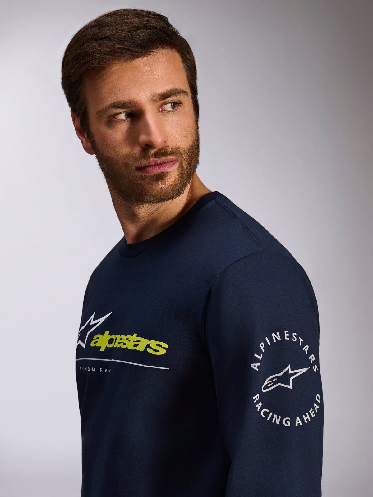 Alpinestars Mandatory CSF Tee, T-shirt met lange mouwen, marineblauw, met wit en limoengroen logo op de voorzijde en een rond Alpinestars Racing Ahead logo op de mouw, casual motorsport streetwear