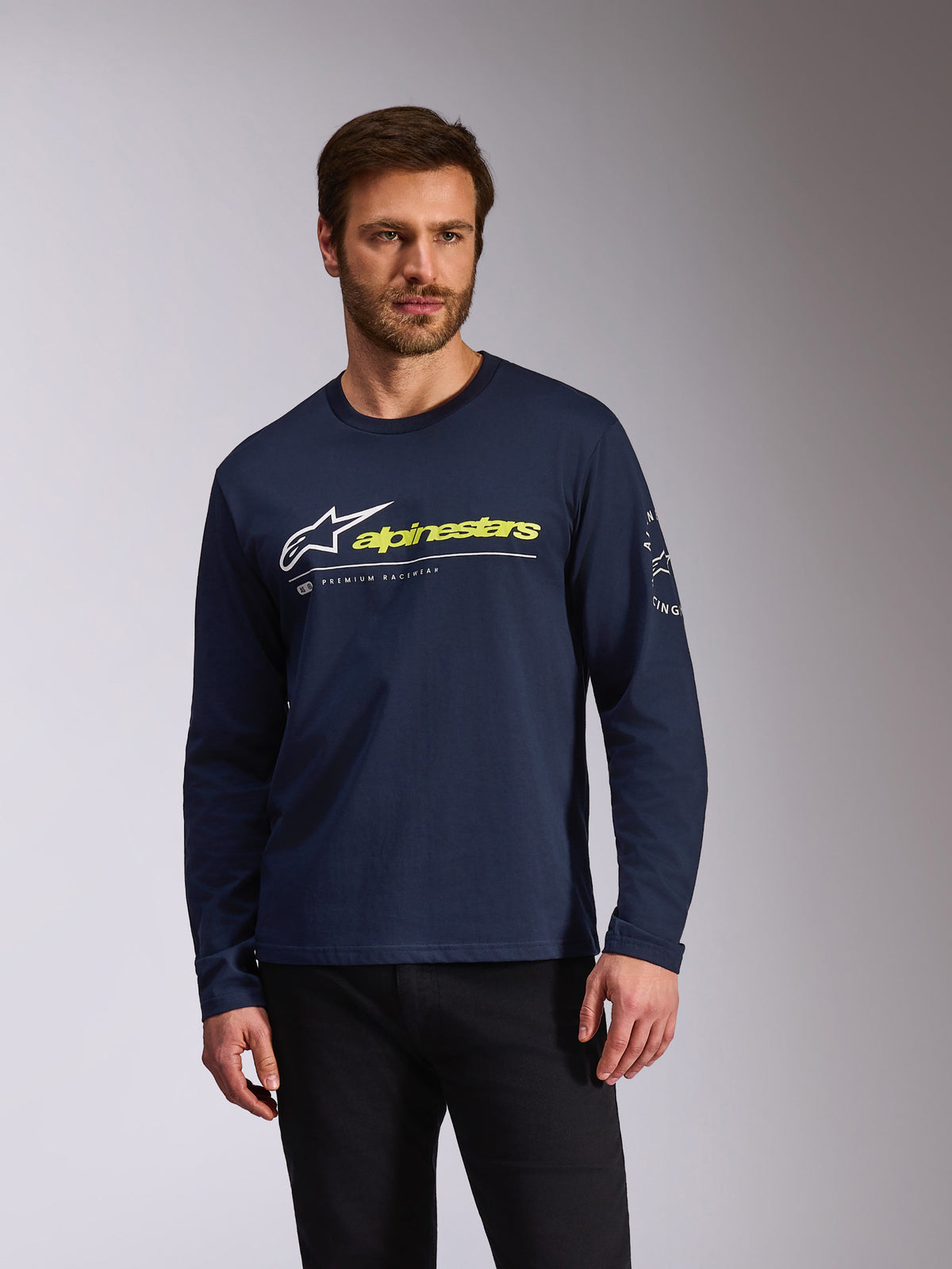 Alpinestars Mandatory CSF Tee, T-shirt met lange mouwen, marineblauw, witte en gele Alpinestars-branding, wit cirkelvormig logo op de mouw, casual motorsport sportkleding