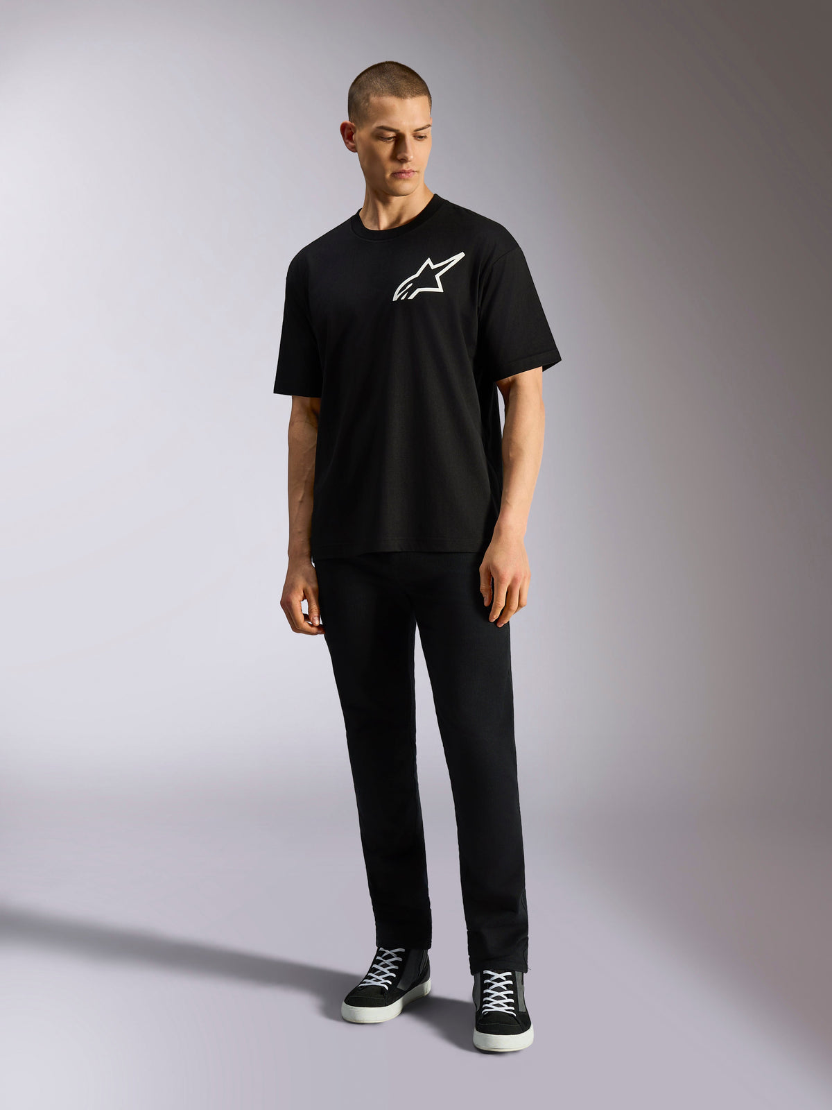 Alpinestars One Oversized CSF Tee, T-shirt met korte mouwen, zwart, wit Astars-logo op de borst, oversized pasvorm, gedragen door model met zwarte broek en sneakers, casual lifestyle streetwear